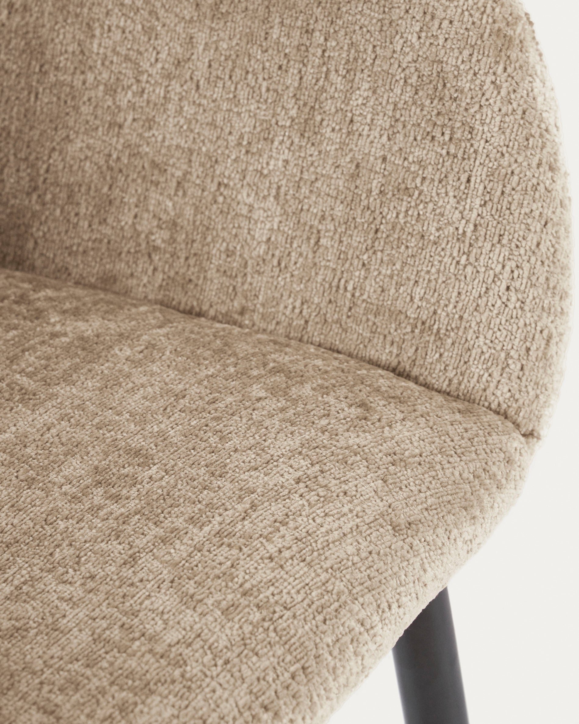 Konna chair in beige chenille with steel legs and painted black finish - Detail