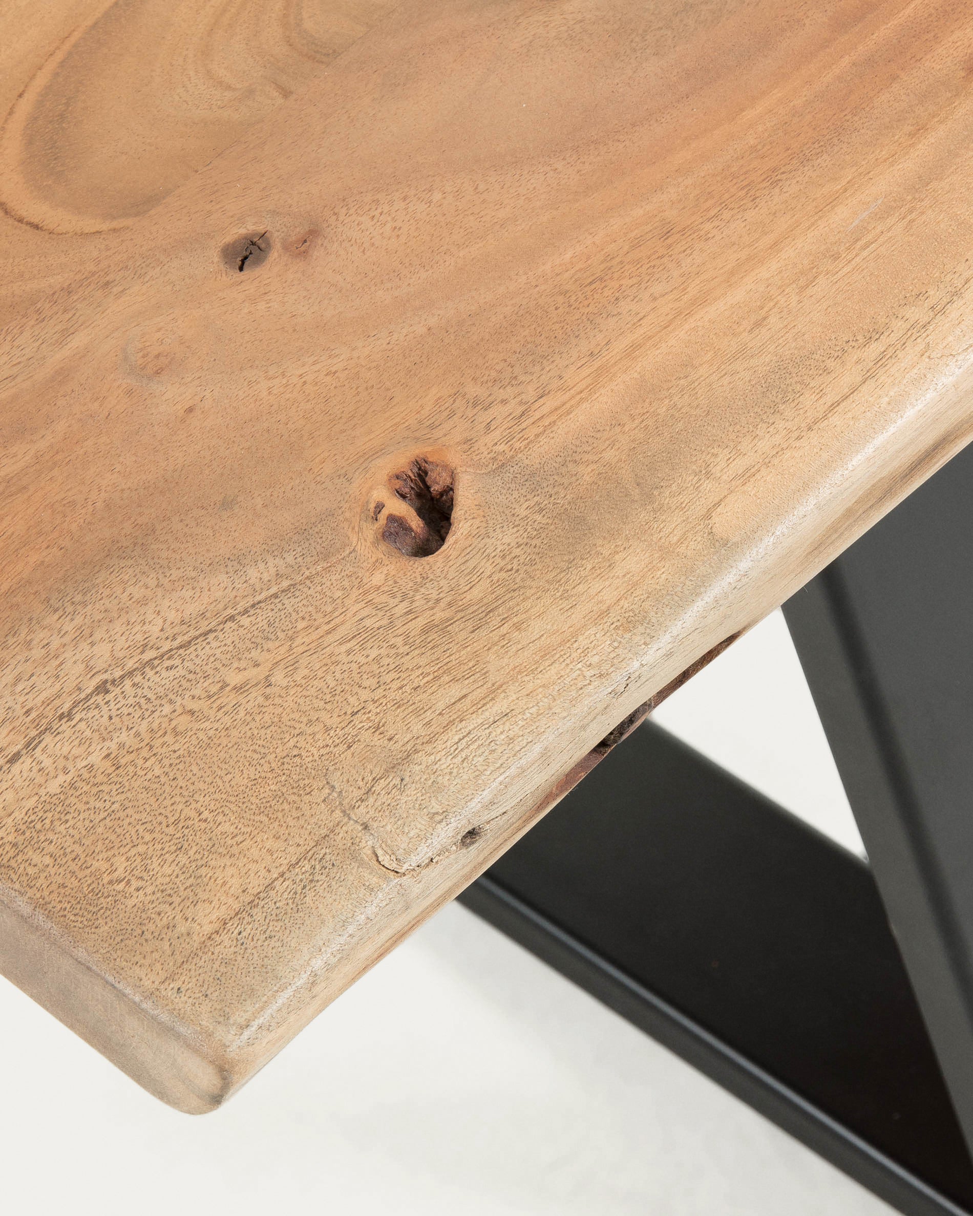 Alaia bench in solid natural acacia wood with black steel legs, 140 cm - Detail