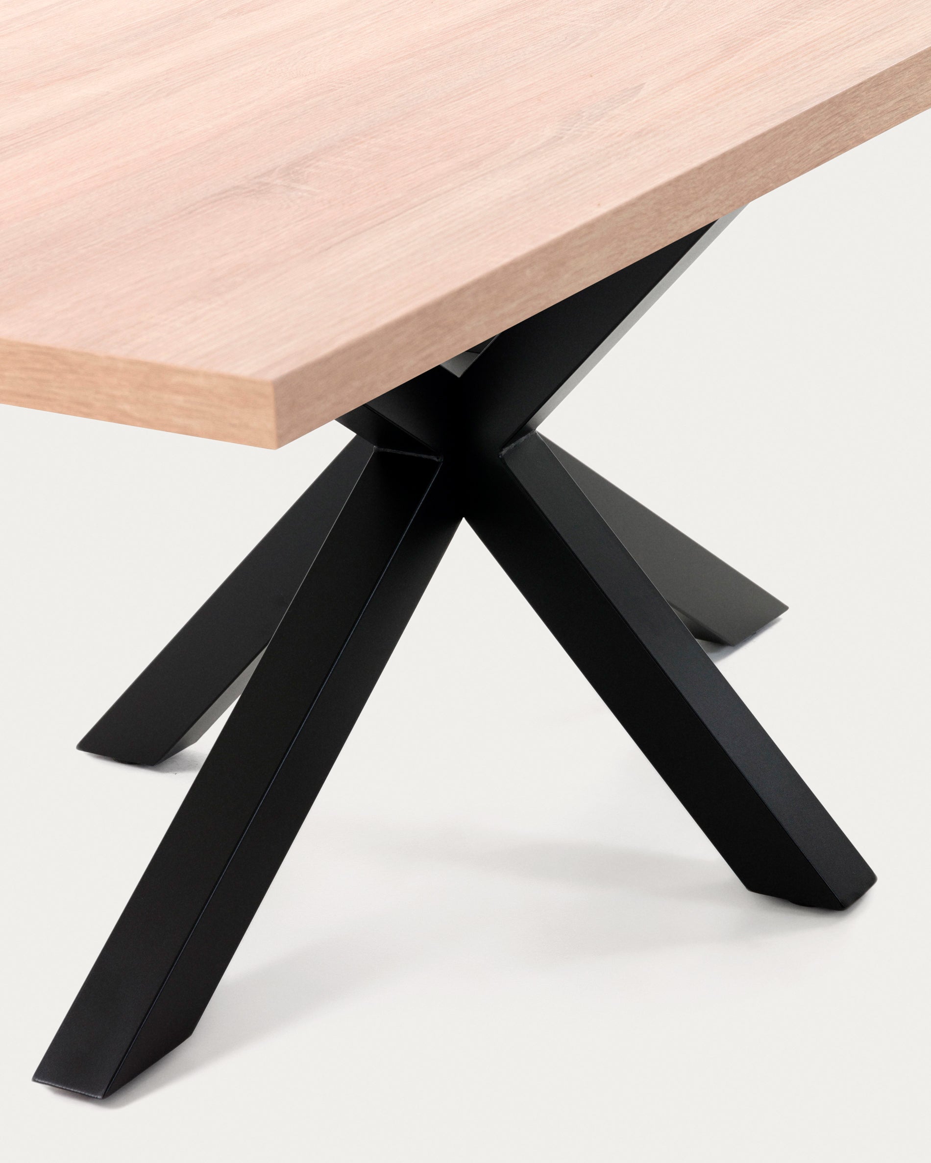 Argo table in melamine with natural finish and steel legs with black finish 160 x 100 cm - Detail