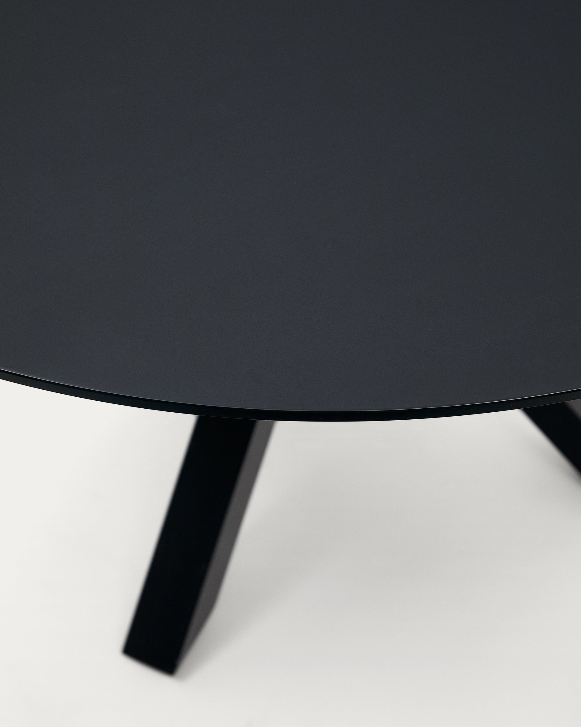 Argo round table with black glass and black steel legs Ø 120 cm - Detail
