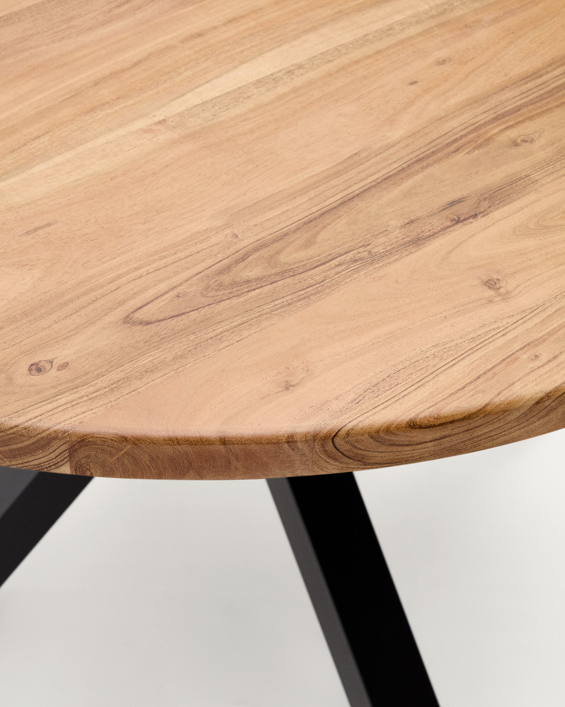 Round table Argo in solid acacia wood and steel legs with black finish Ø 150 cm - Detail