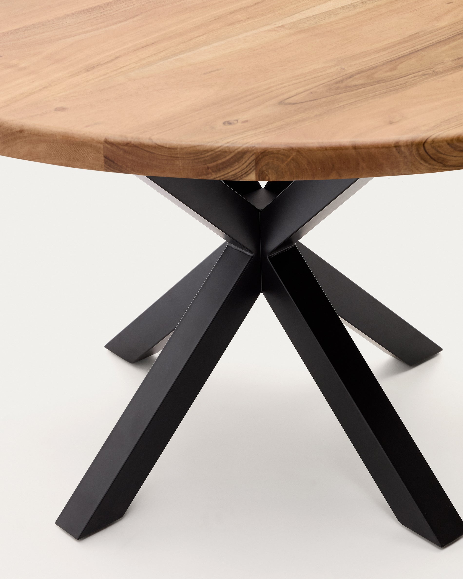 Round table Argo in solid acacia wood and steel legs with black finish Ø 150 cm - Detail