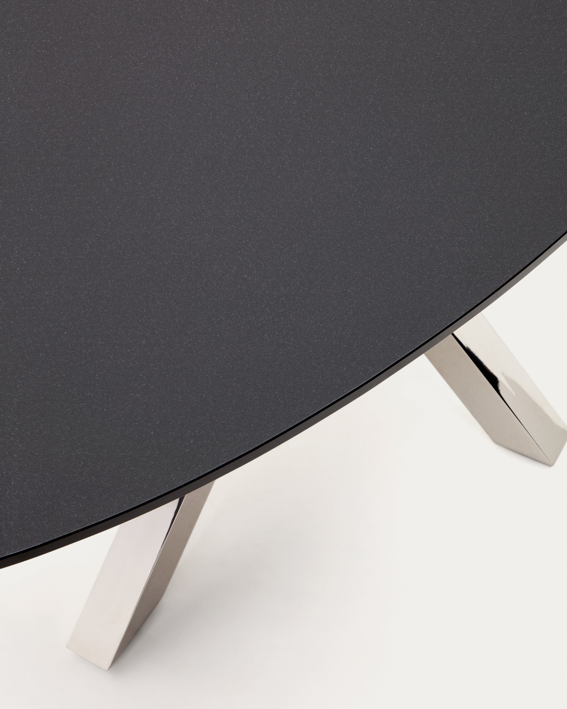 Argo oval table in matt black glass and stainless steel legs Ø 200 x 100 cm - Detail