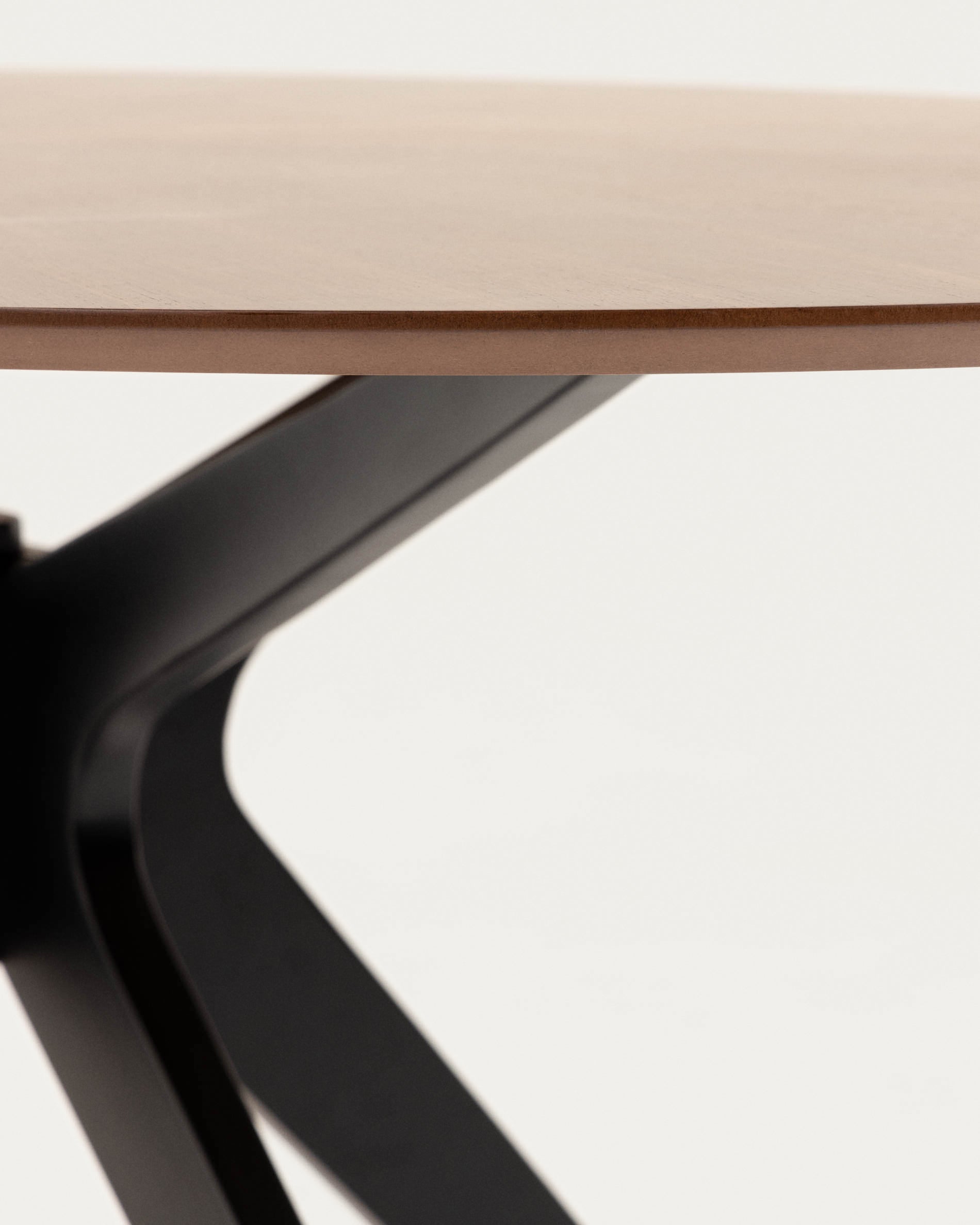 Naanim table with walnut veneer and legs in a black finish, 180 x 110 cm. - Detail