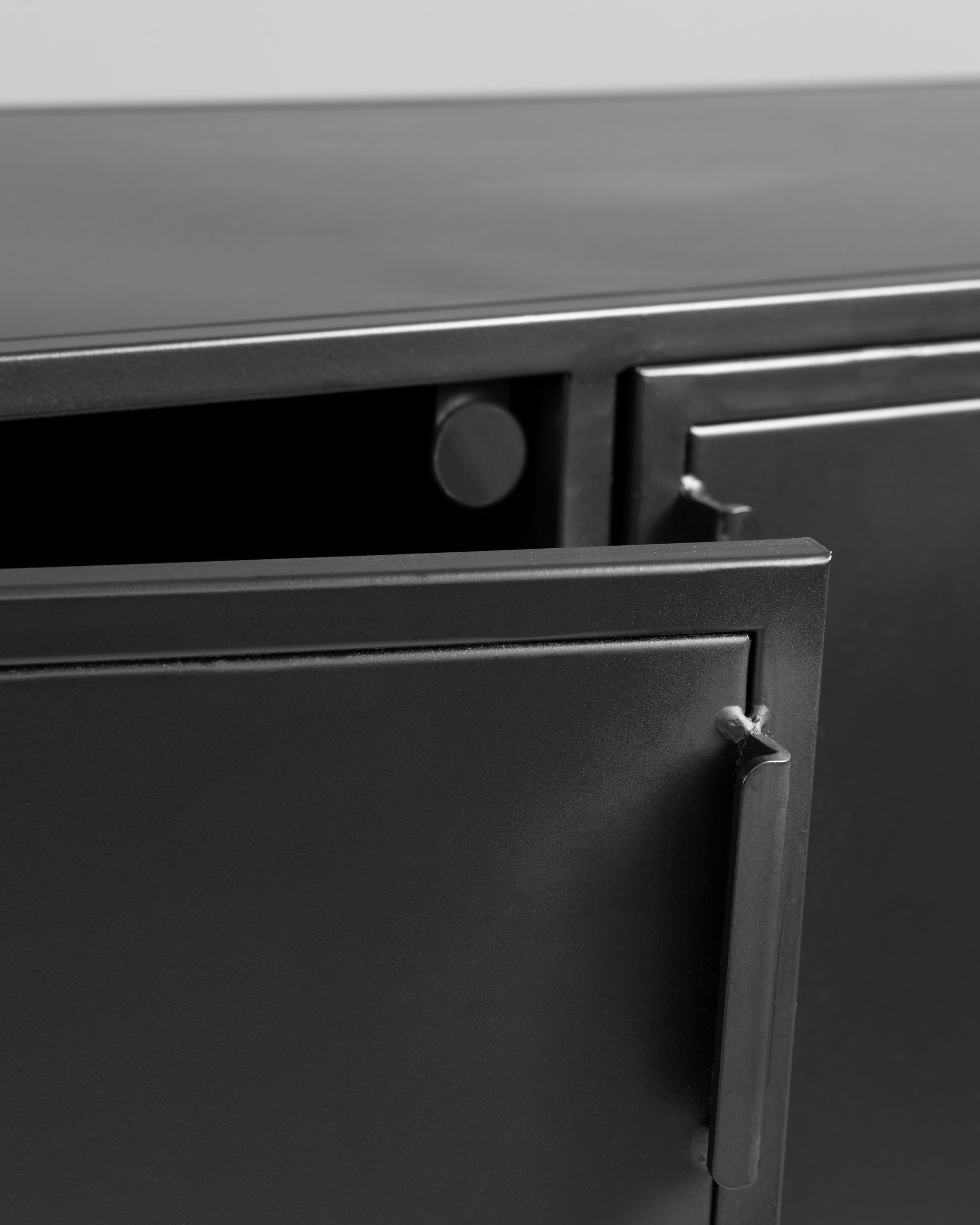 Shantay metal sideboard in a painted black finish with 3 doors, 160 x 72 cm - Detail