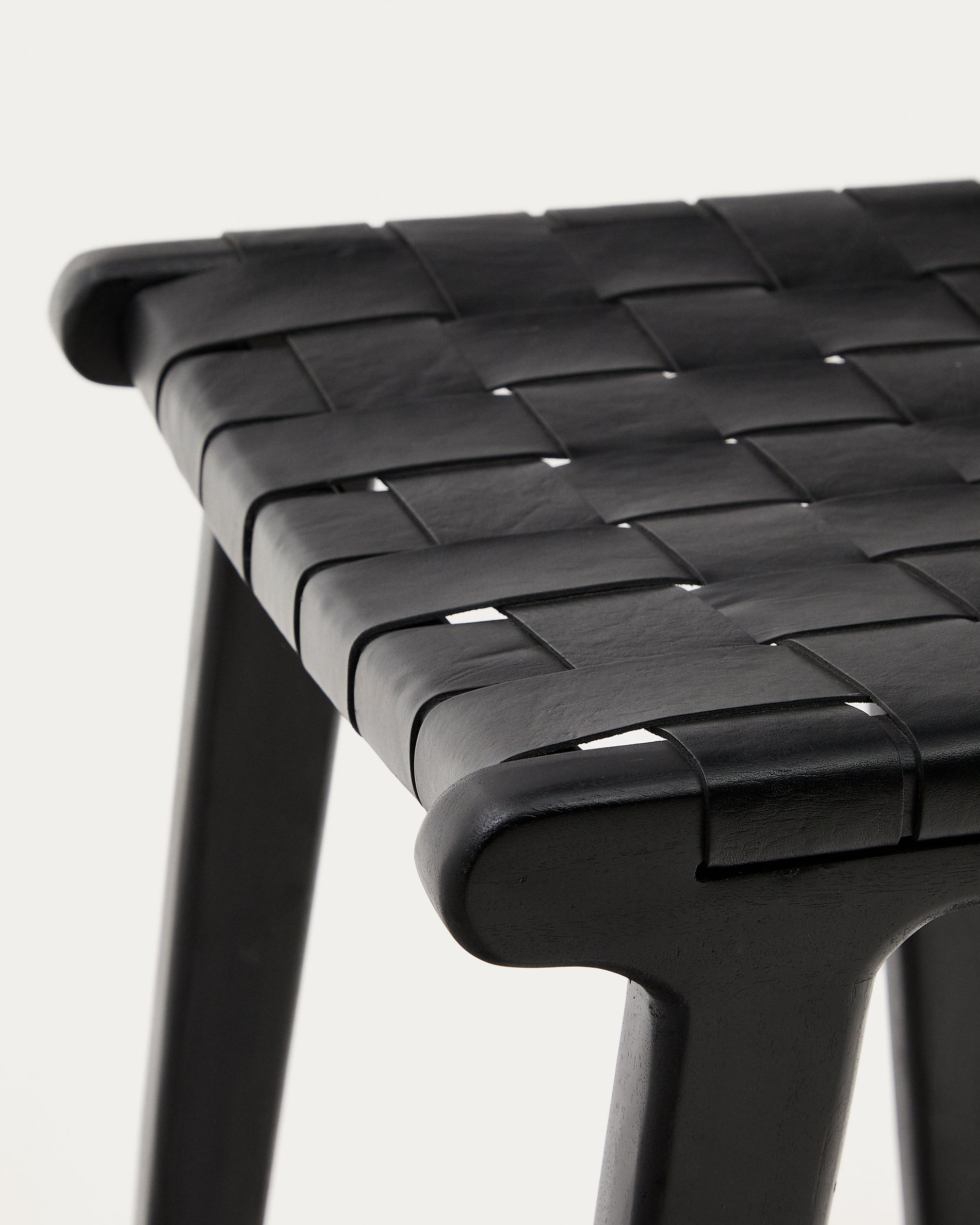 Calixta stool in leather and solid mahogany wood with black finish, 67 cm height - Detail