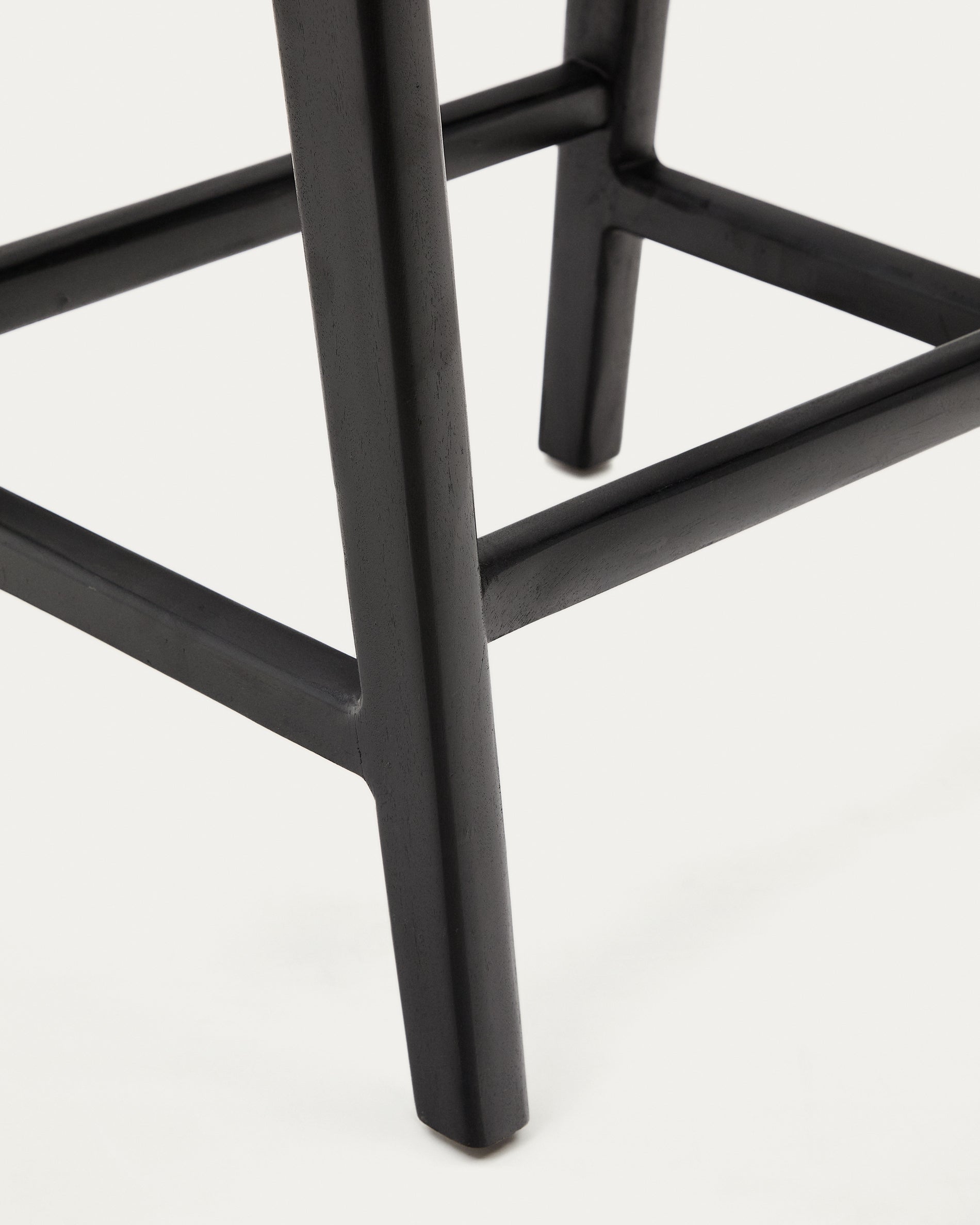 Calixta stool in leather and solid mahogany wood with black finish, 67 cm height - Detail