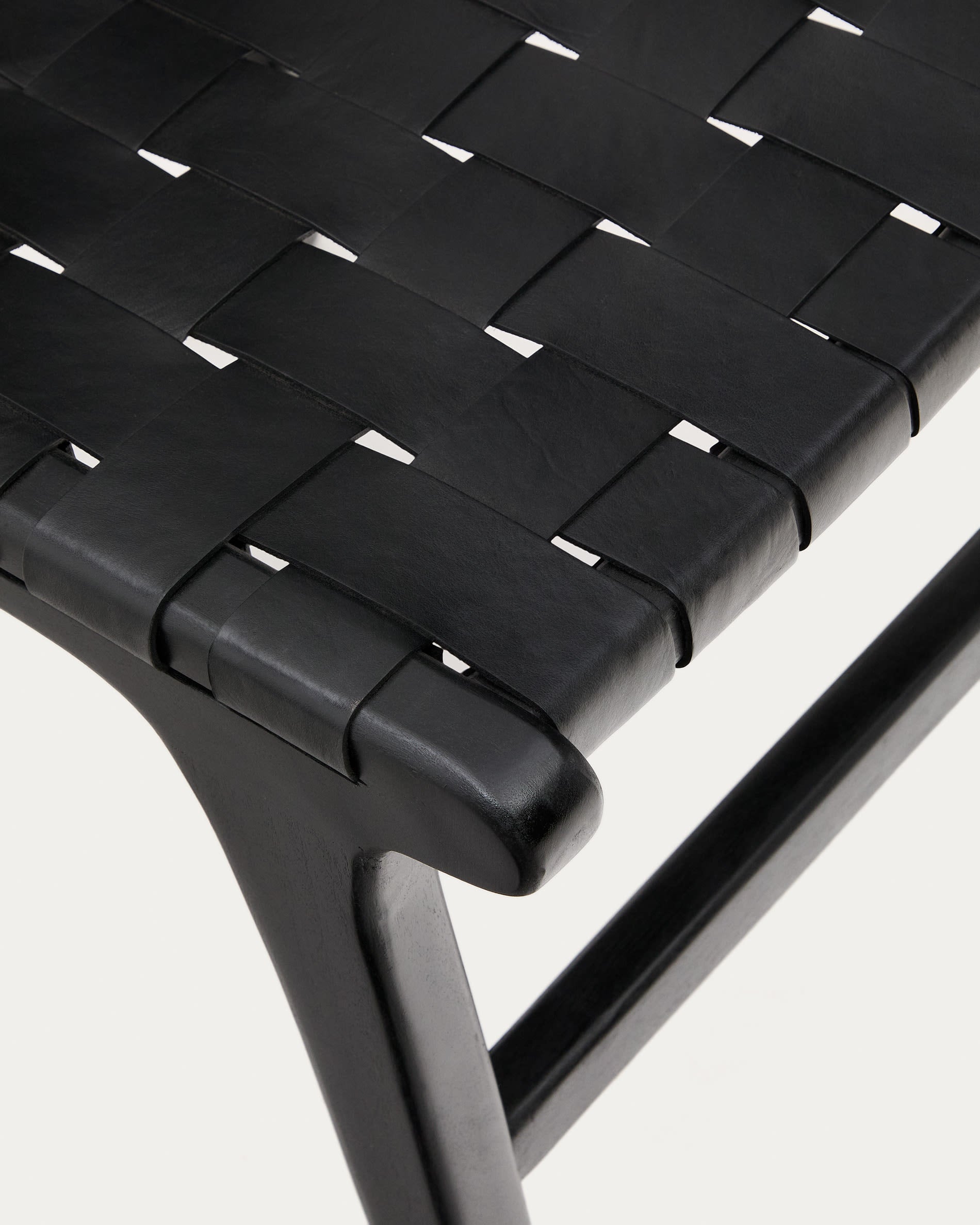 Calixta chair in leather and solid mahogany wood with black finish