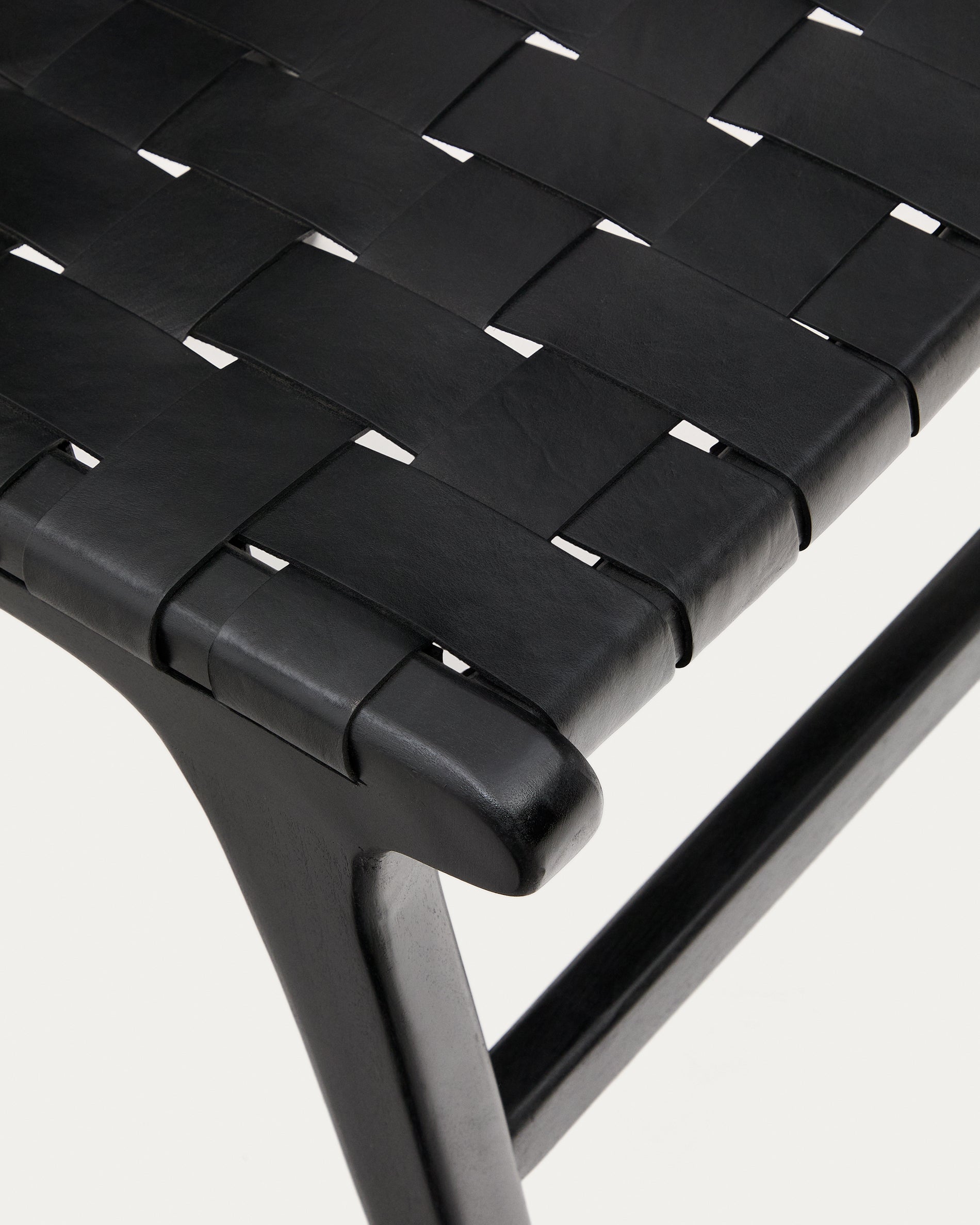 Calixta chair in leather and solid mahogany wood with black finish - Detail