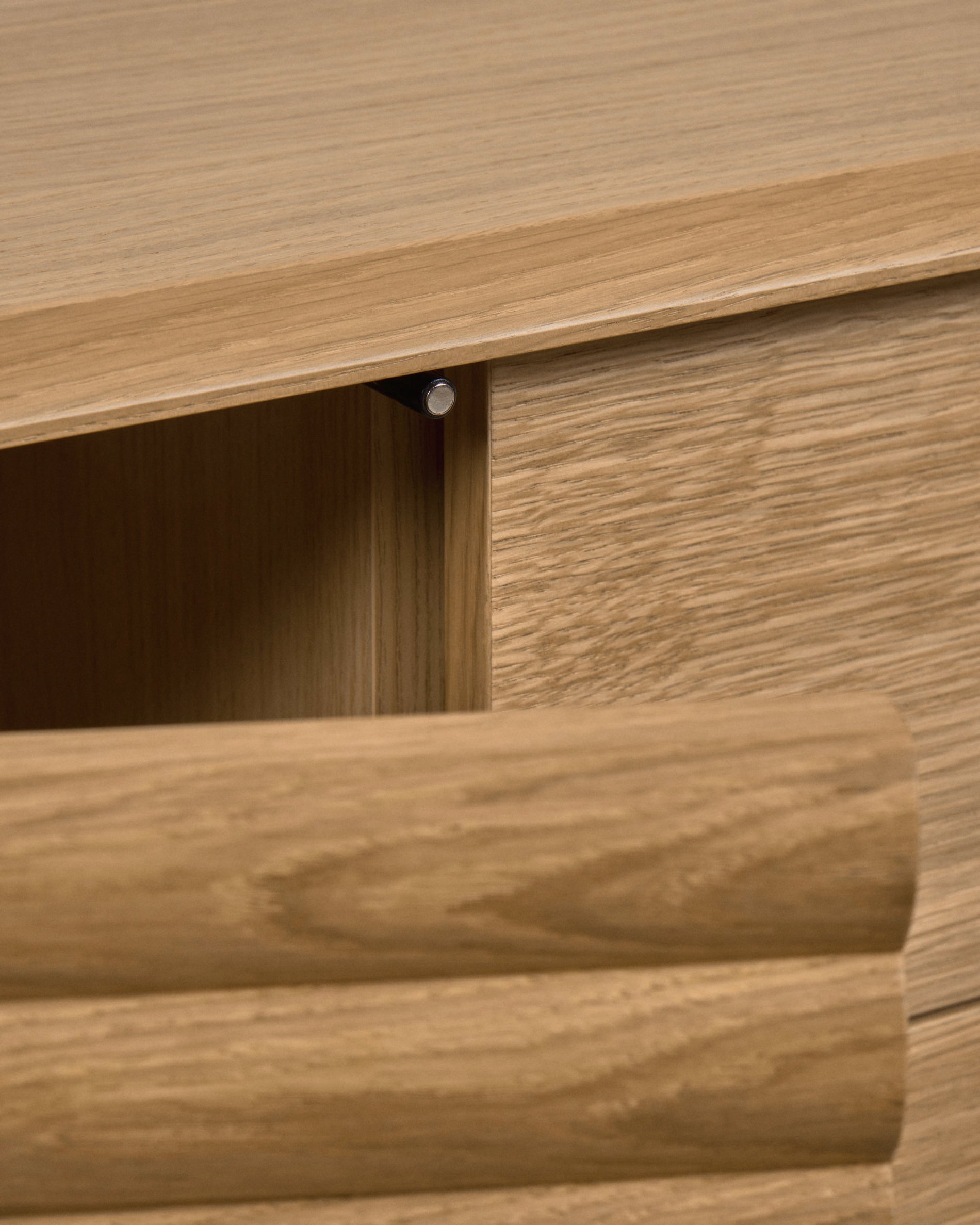 Lenon oak wood and veneer sideboard with 2 doors & 3 drawers, 155 x 86 cm FSC MIX Credit - Detail