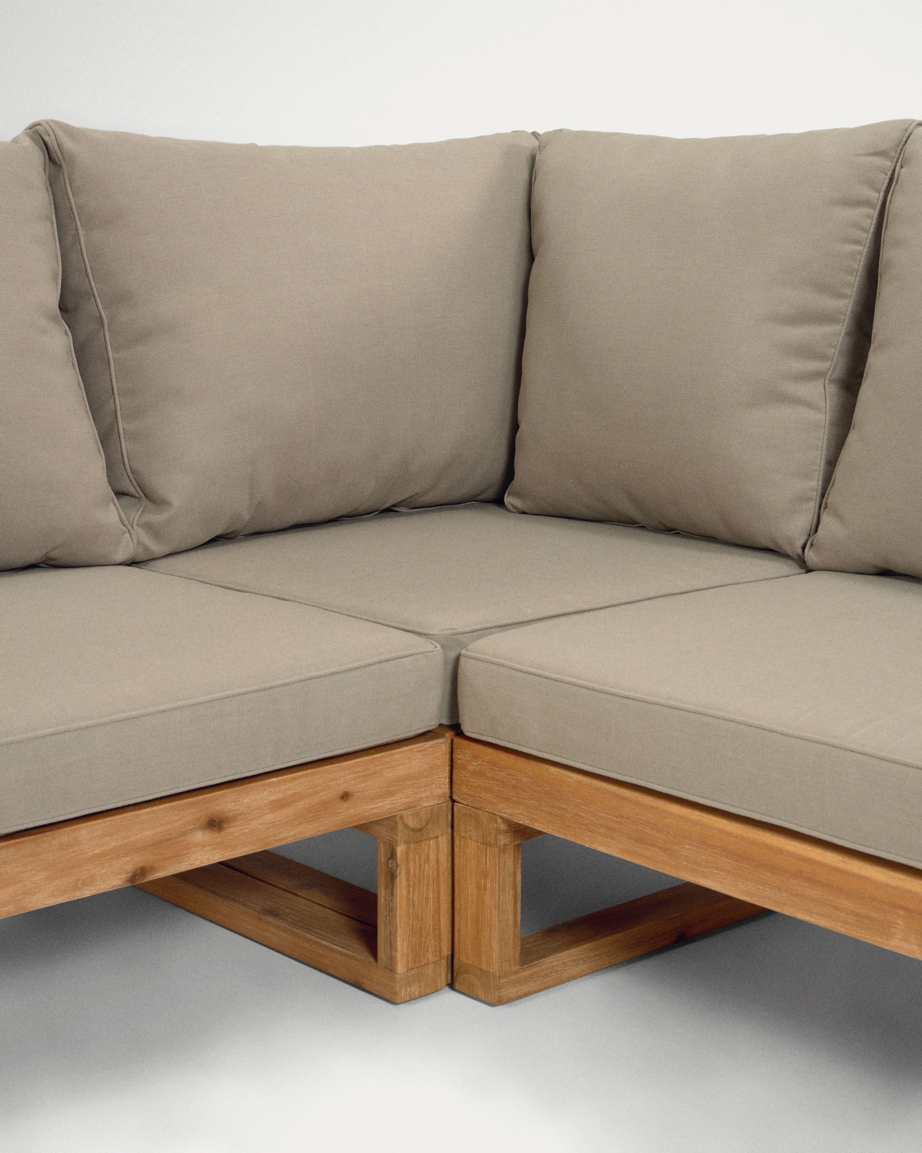 Flaviina 5 seater solid acacia wood corner sofa set with table - Detail