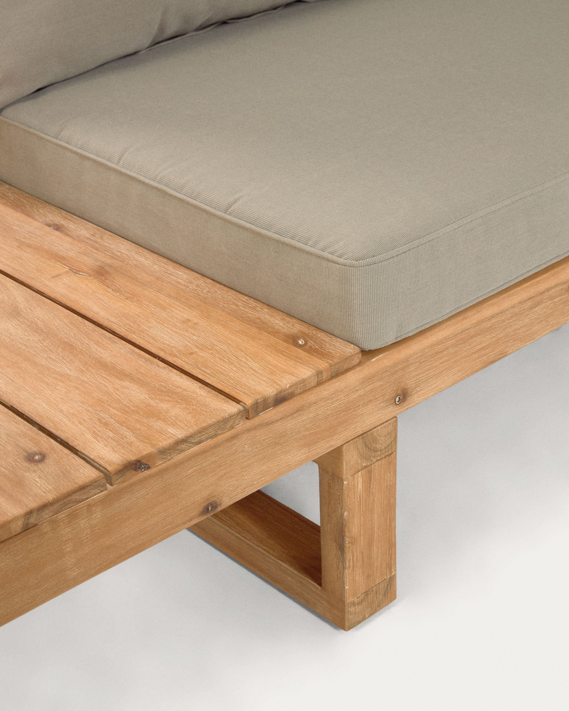 Flaviina 5 seater solid acacia wood corner sofa set with table - Detail