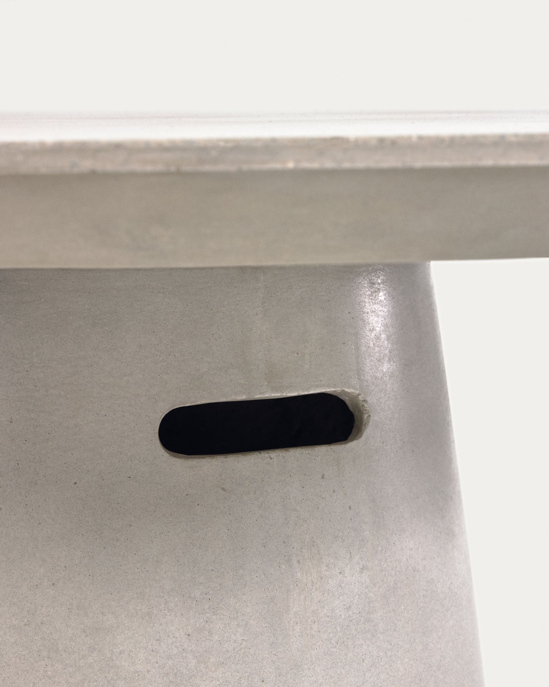 Itai outdoor round cement table, Ø 90 cm - Detail