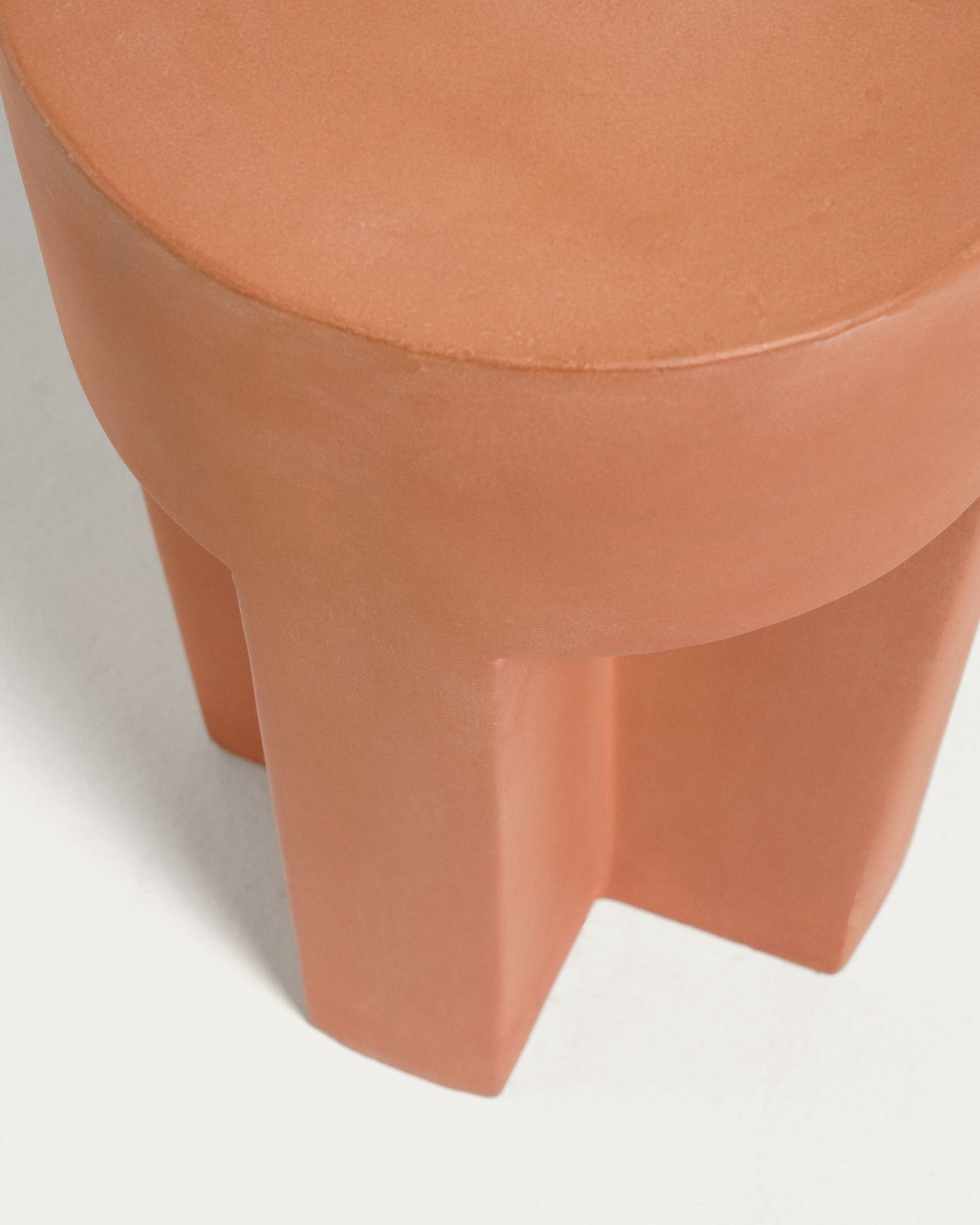 Vilena round outdoor terracotta side table, Ø 33 cm - Detail