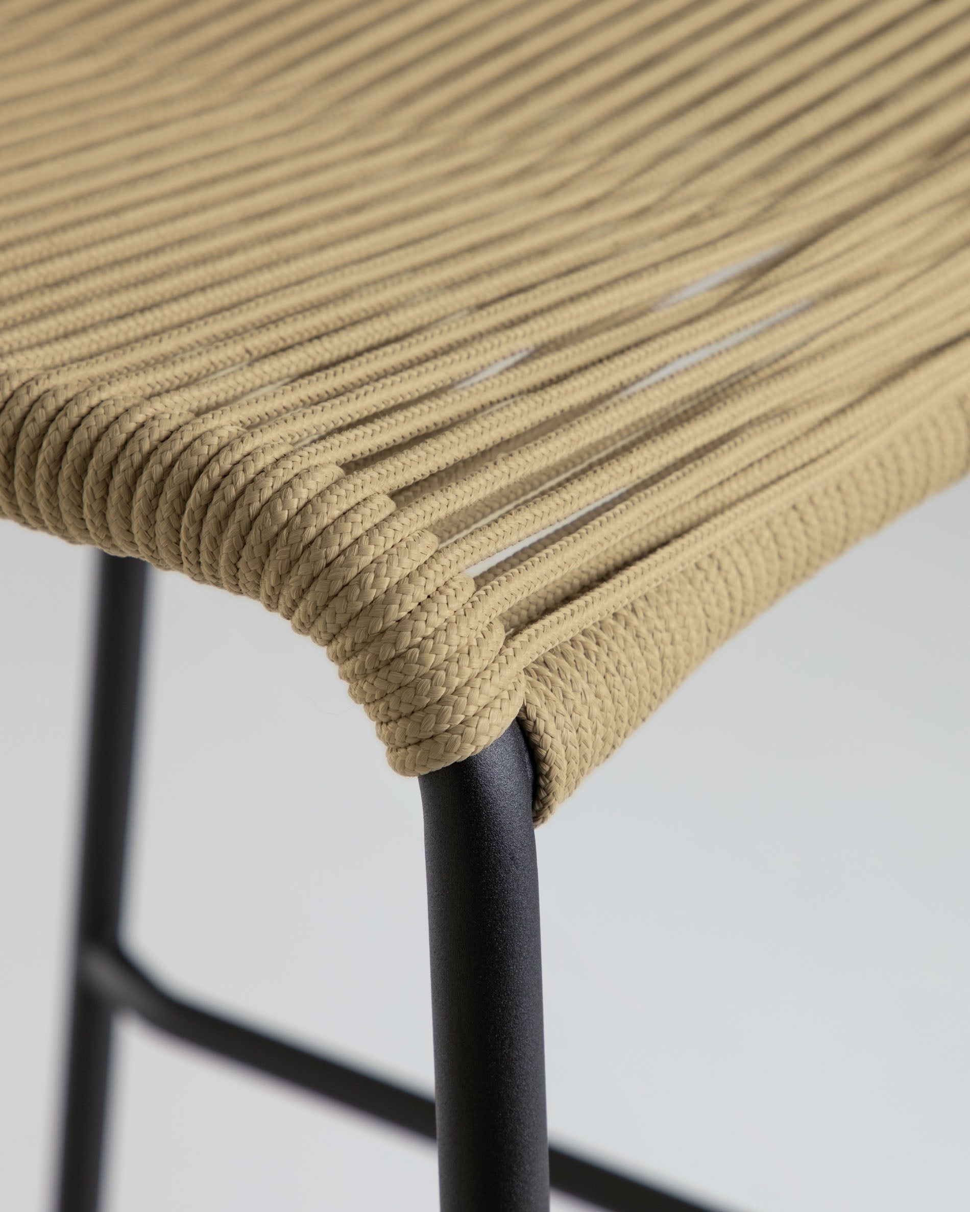 Lambton stackable stool in brown rope and black finish steel 74 cm - Detail