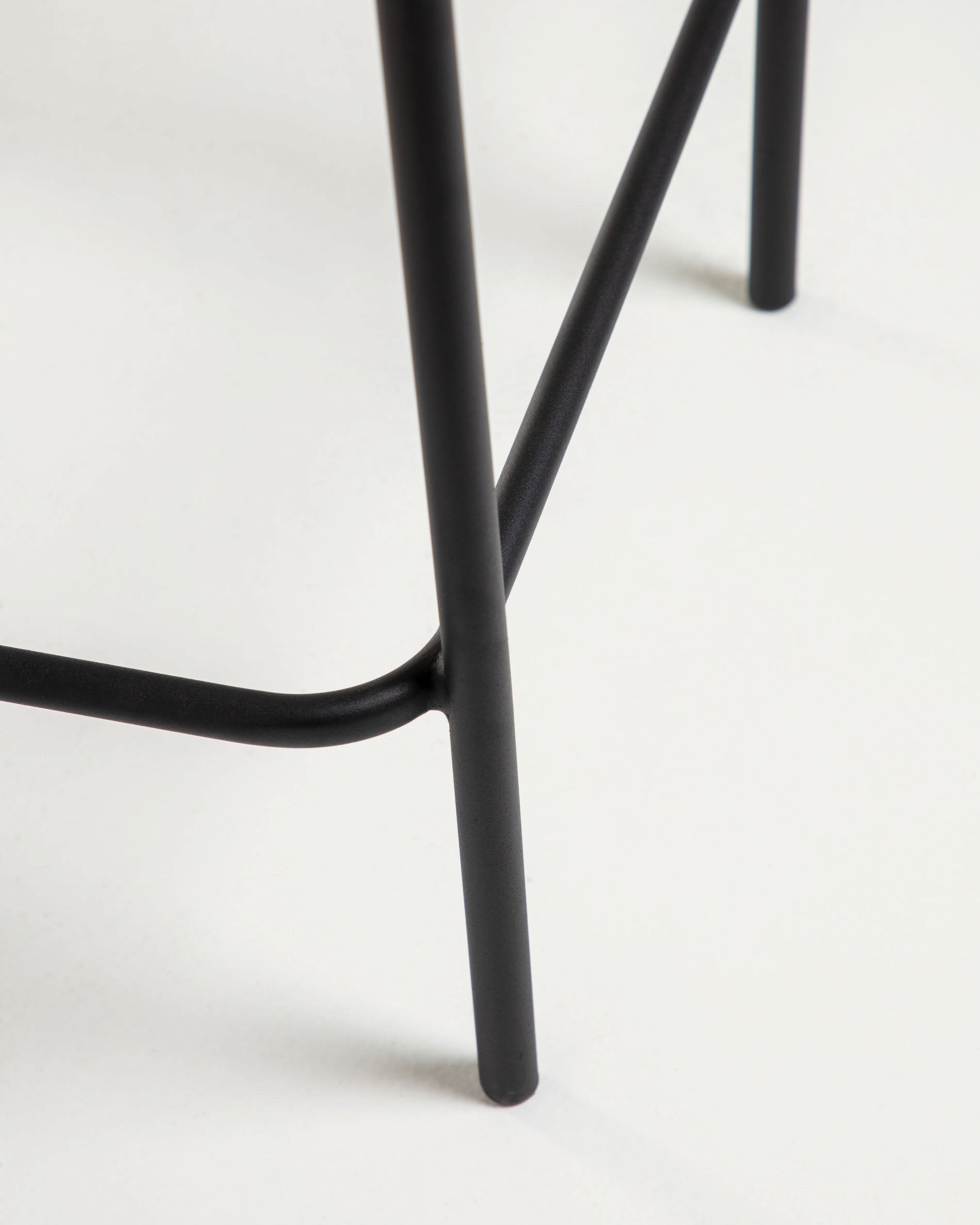 Lambton stackable stool in brown rope and black finish steel, 62 cm - Detail