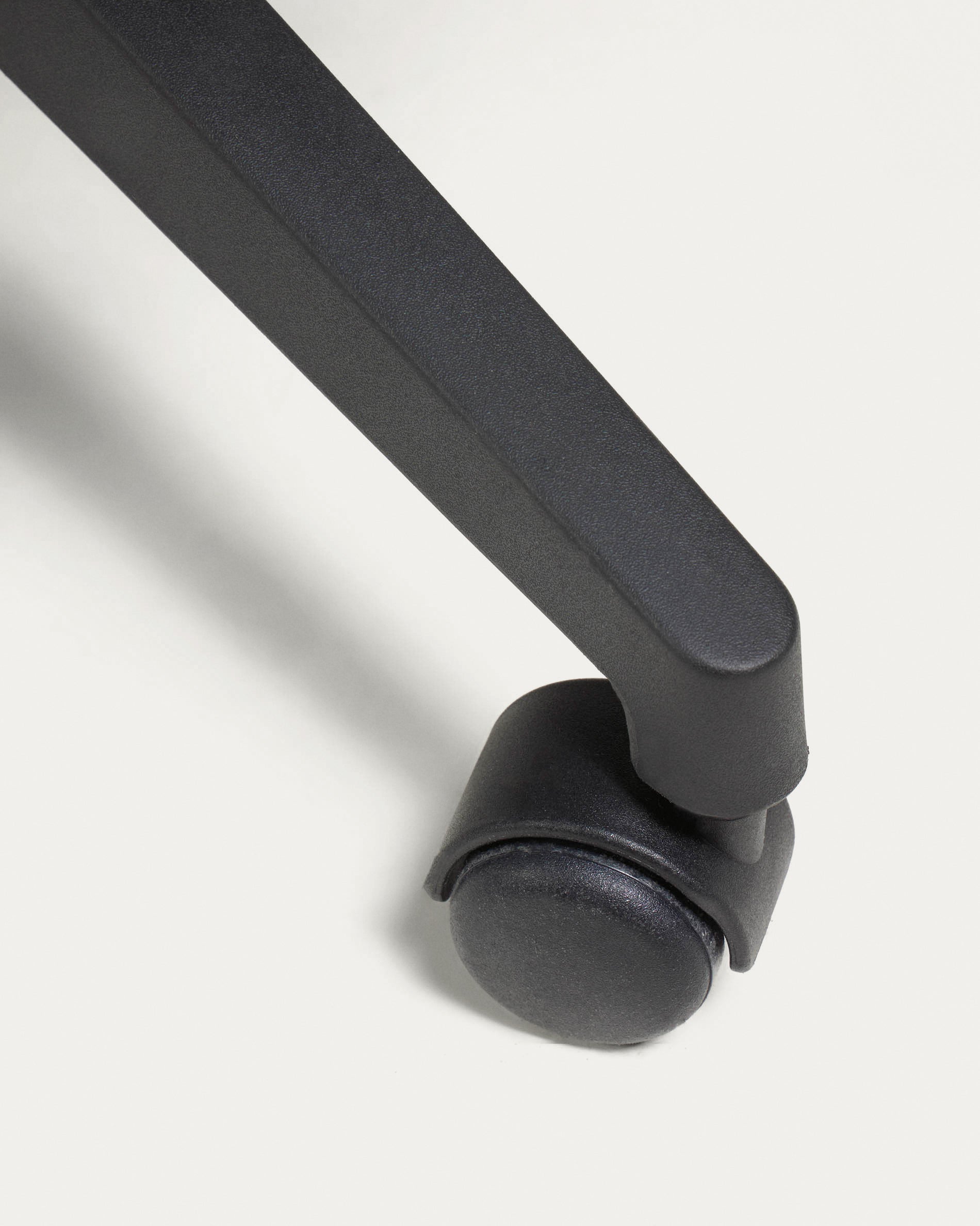 Melva office chair in black and legs made of steel in black - Detail