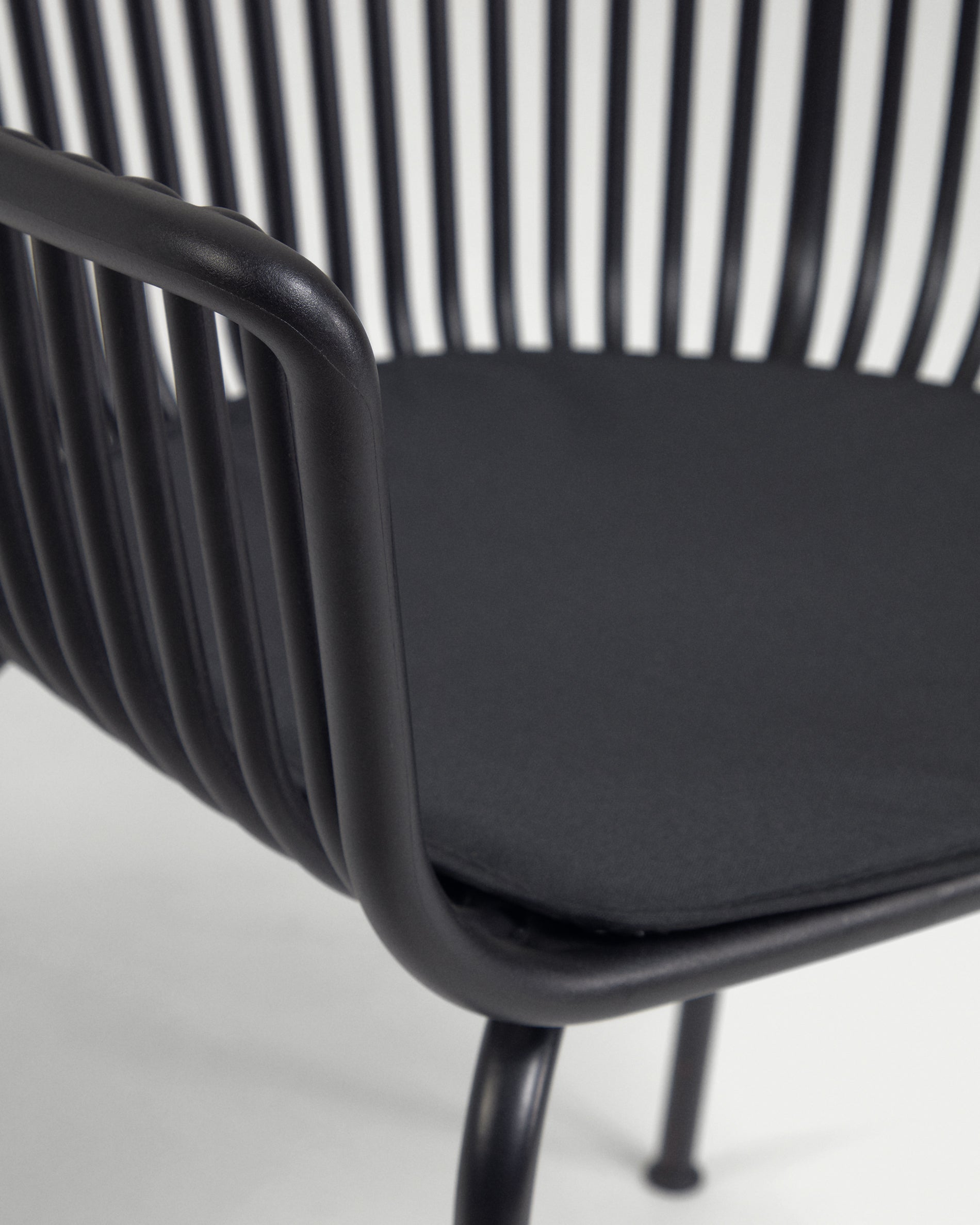 Surpika outdoor chair in black - Detail