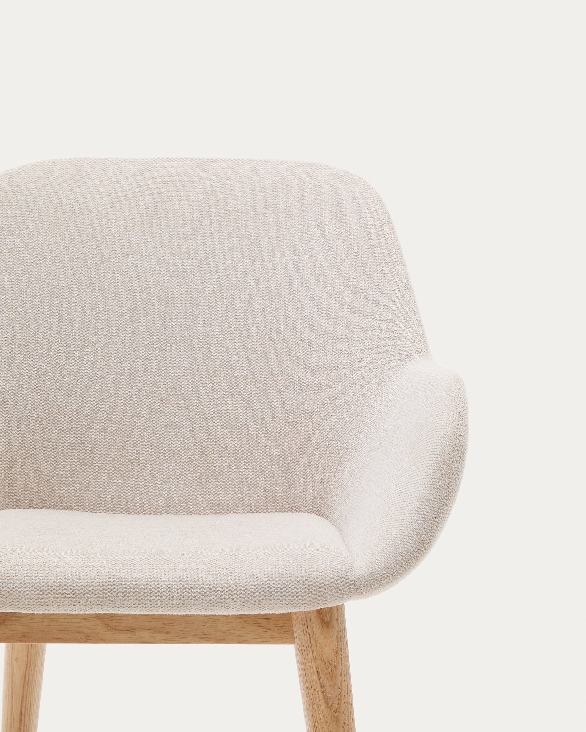 Konna chair in beige with solid ash wood legs in a natural finish - Detail
