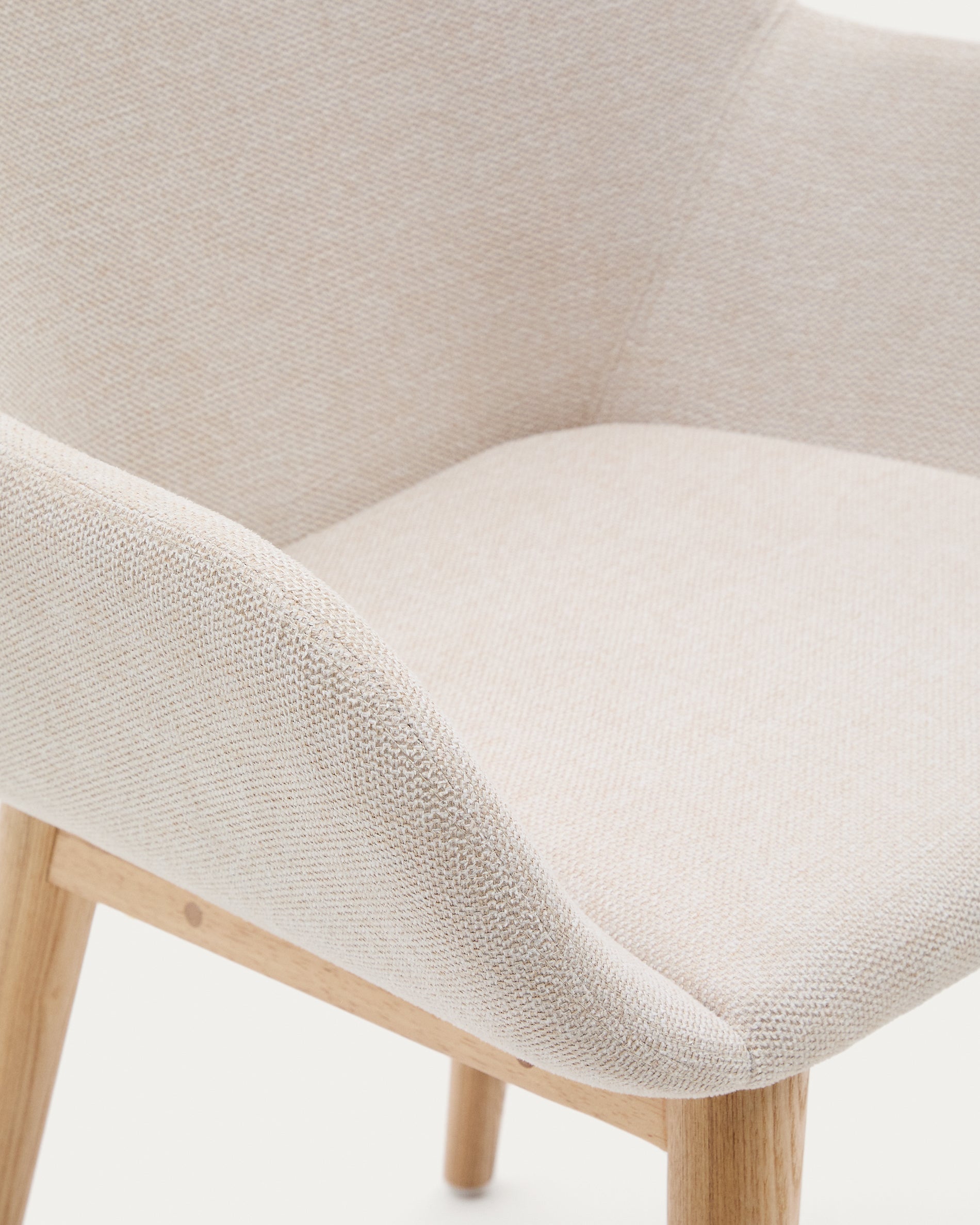 Konna chair in beige with solid ash wood legs in a natural finish - Detail