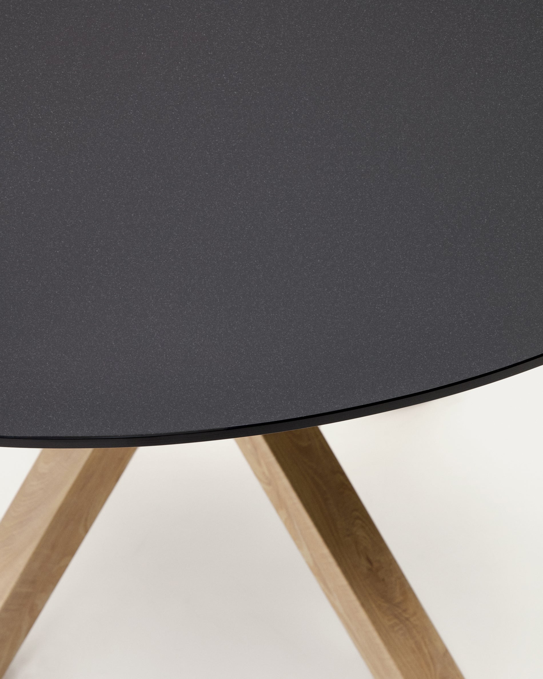Argo round table in frosted black glass and wood effect steel legs, Ø 120 cm - Detail
