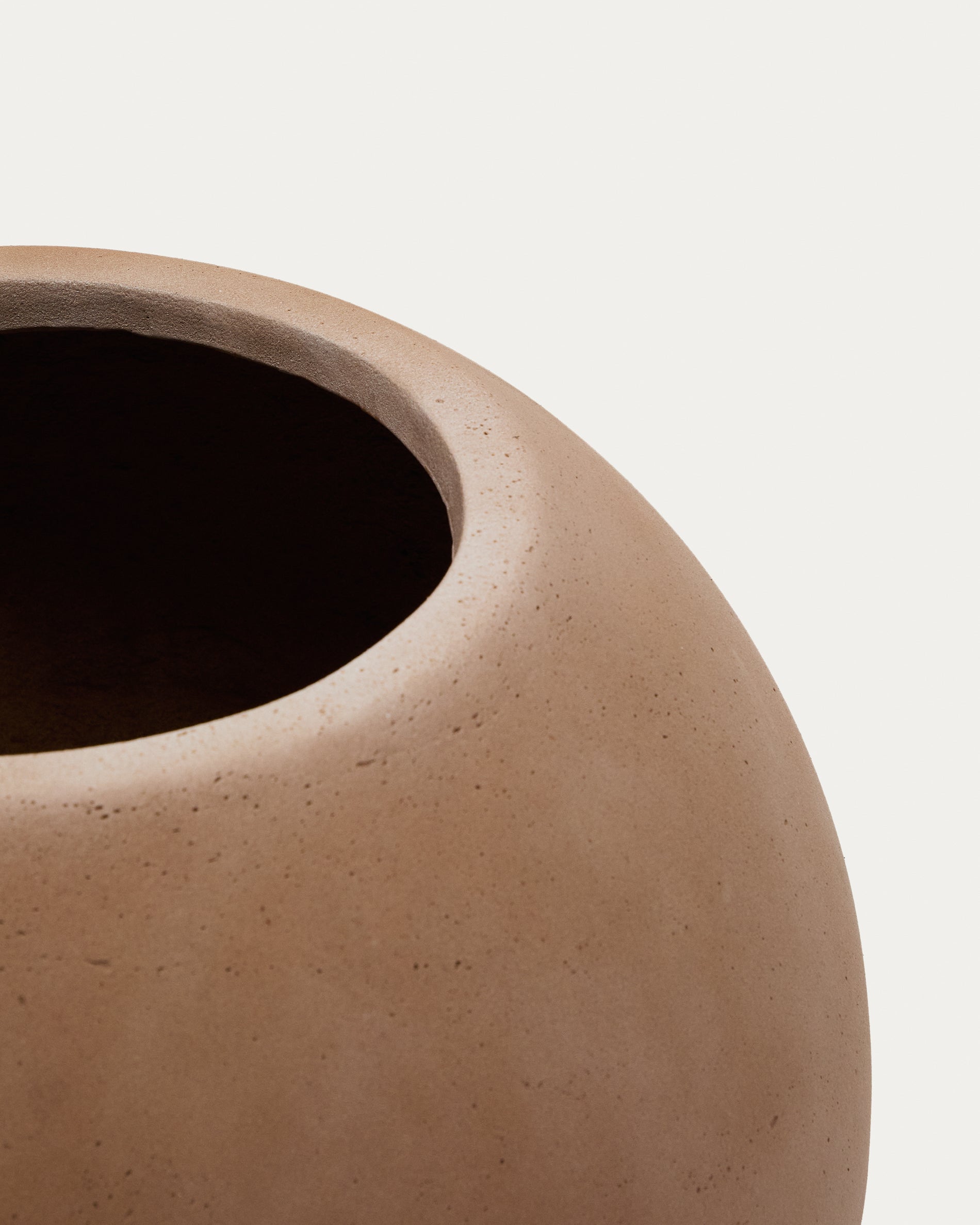 Solna terracotta-effect planter Ø66cm - Detail
