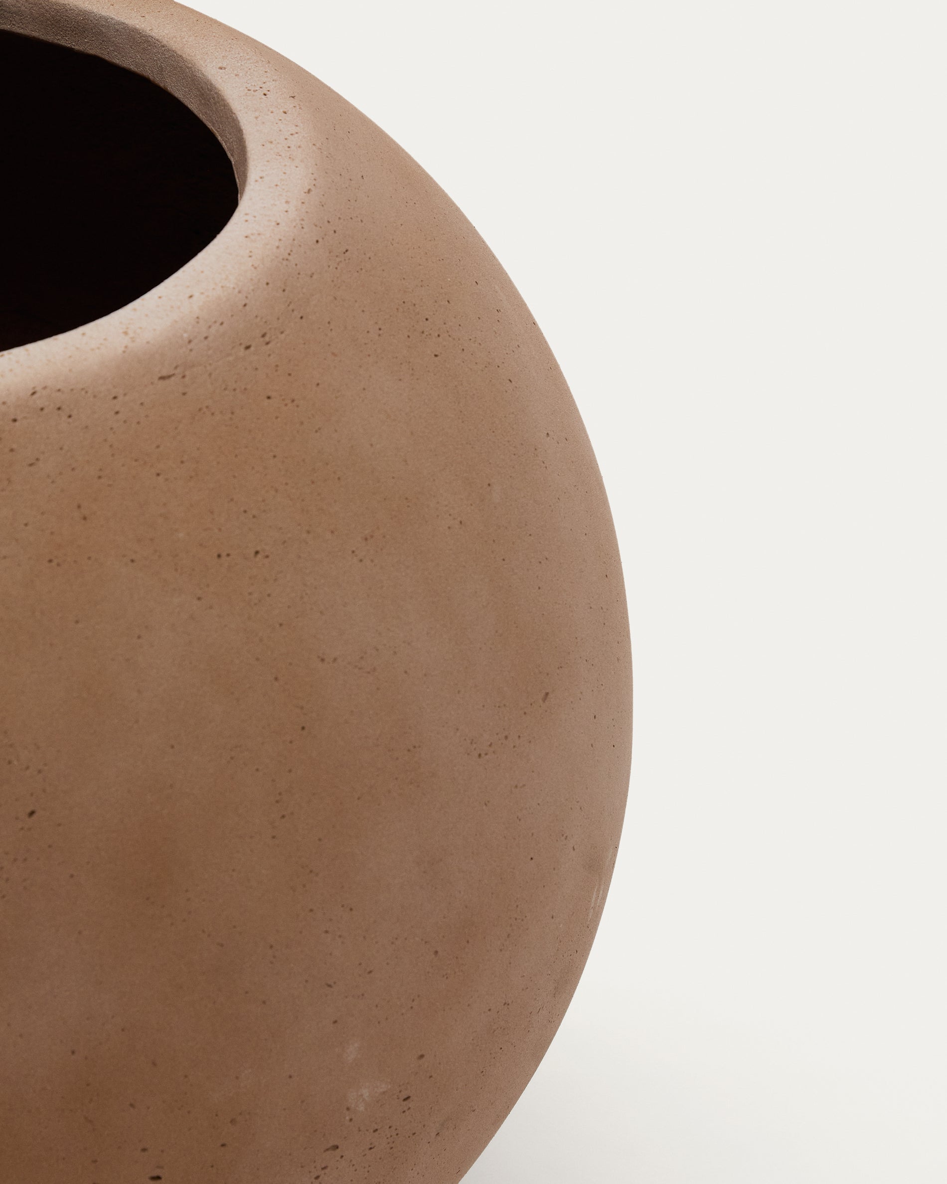 Solna terracotta-effect planter Ø66cm - Detail