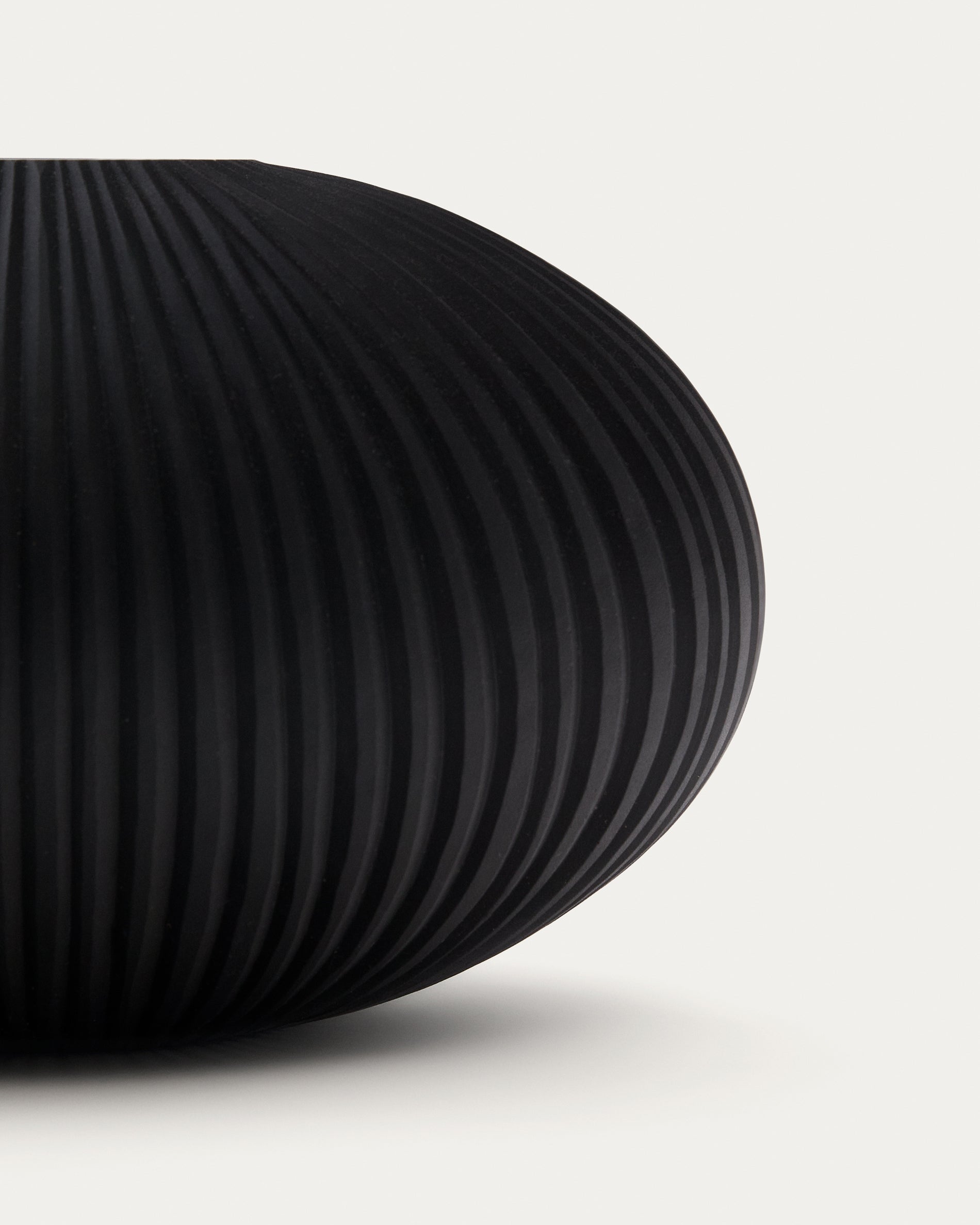 Nivra dark grey glass vase 19cm - Detail