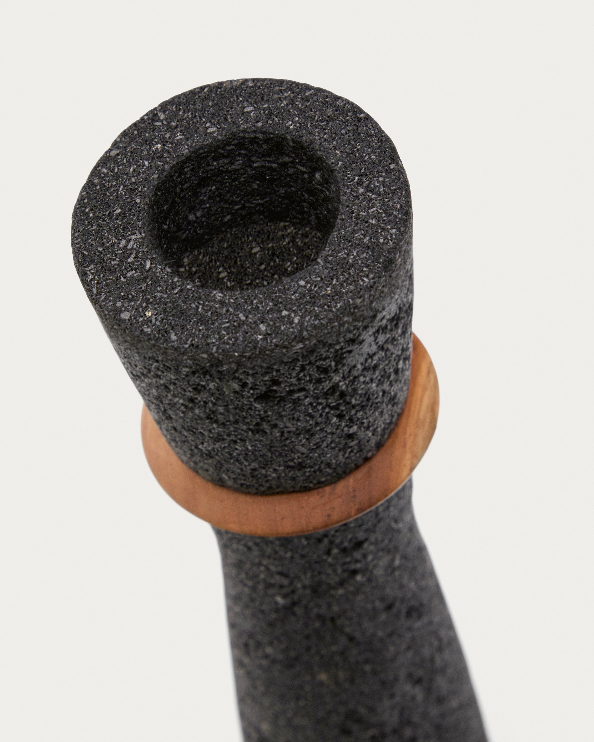 Naro vase in black stone and teak wood 30cm - Detail