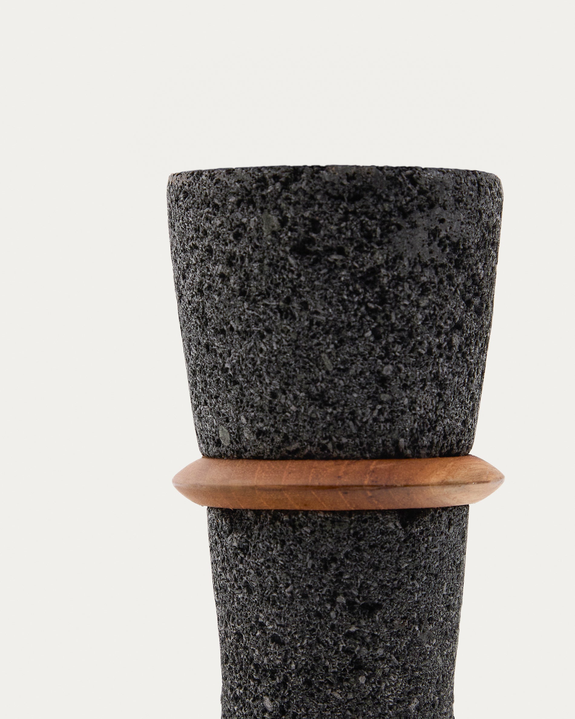 Naro vase in black stone and teak wood 30cm - Detail