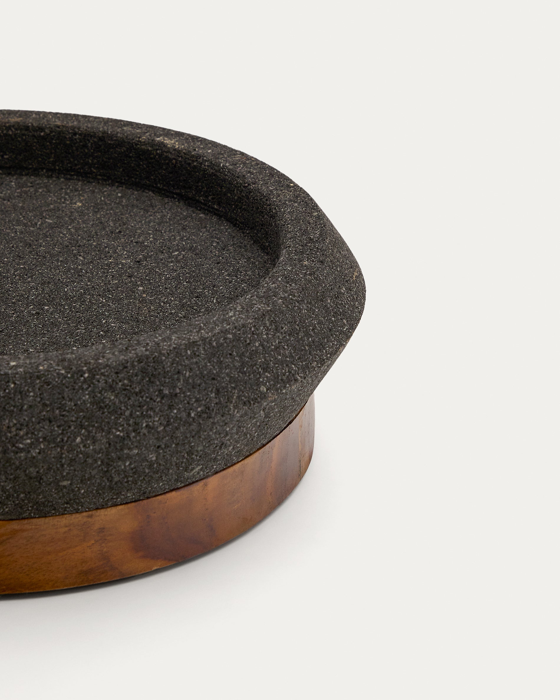 Naro centrepiece in black stone and teak wood Ø30cm - Detail