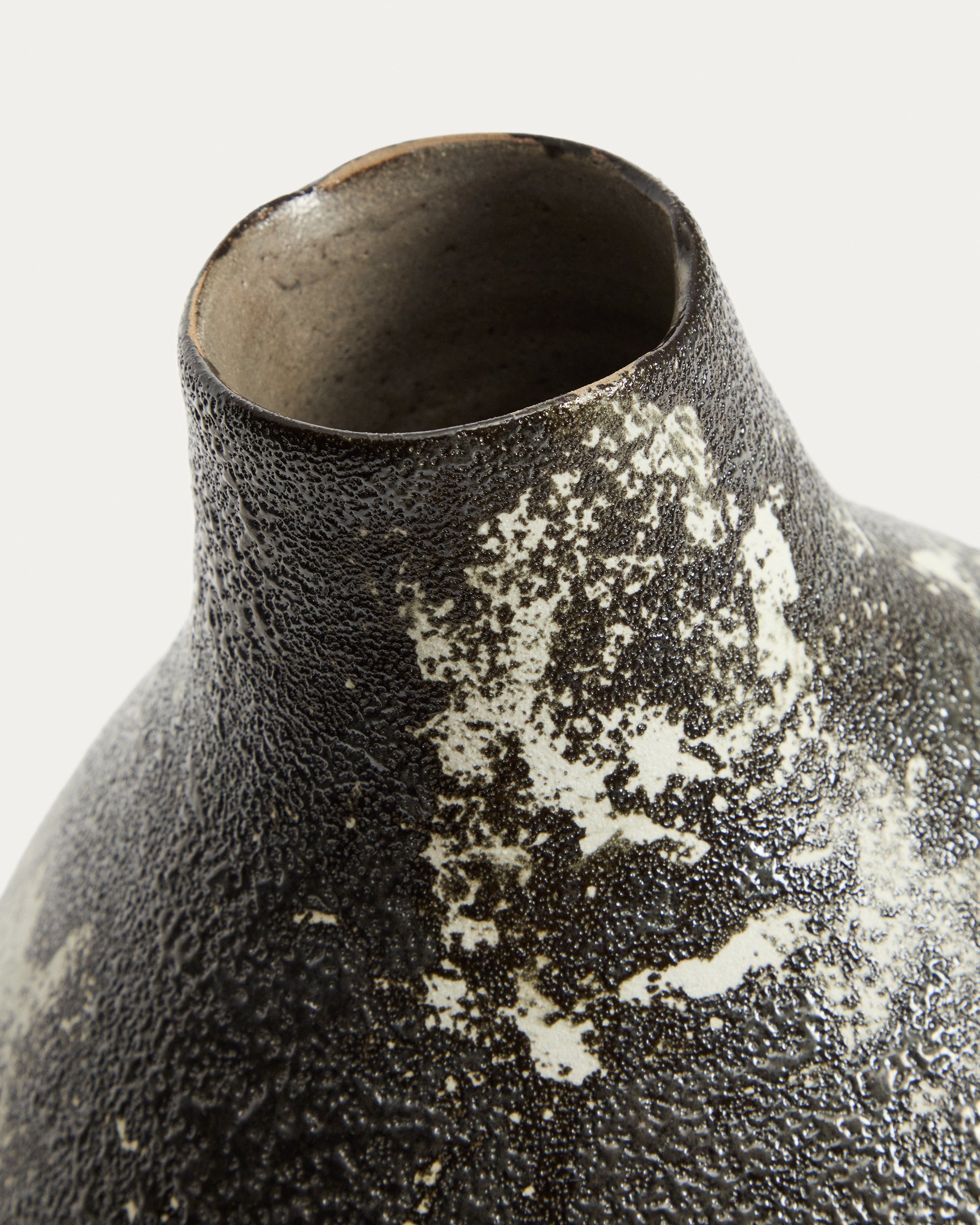 Orelin ceramic vase in black and white 30 cm - Detail