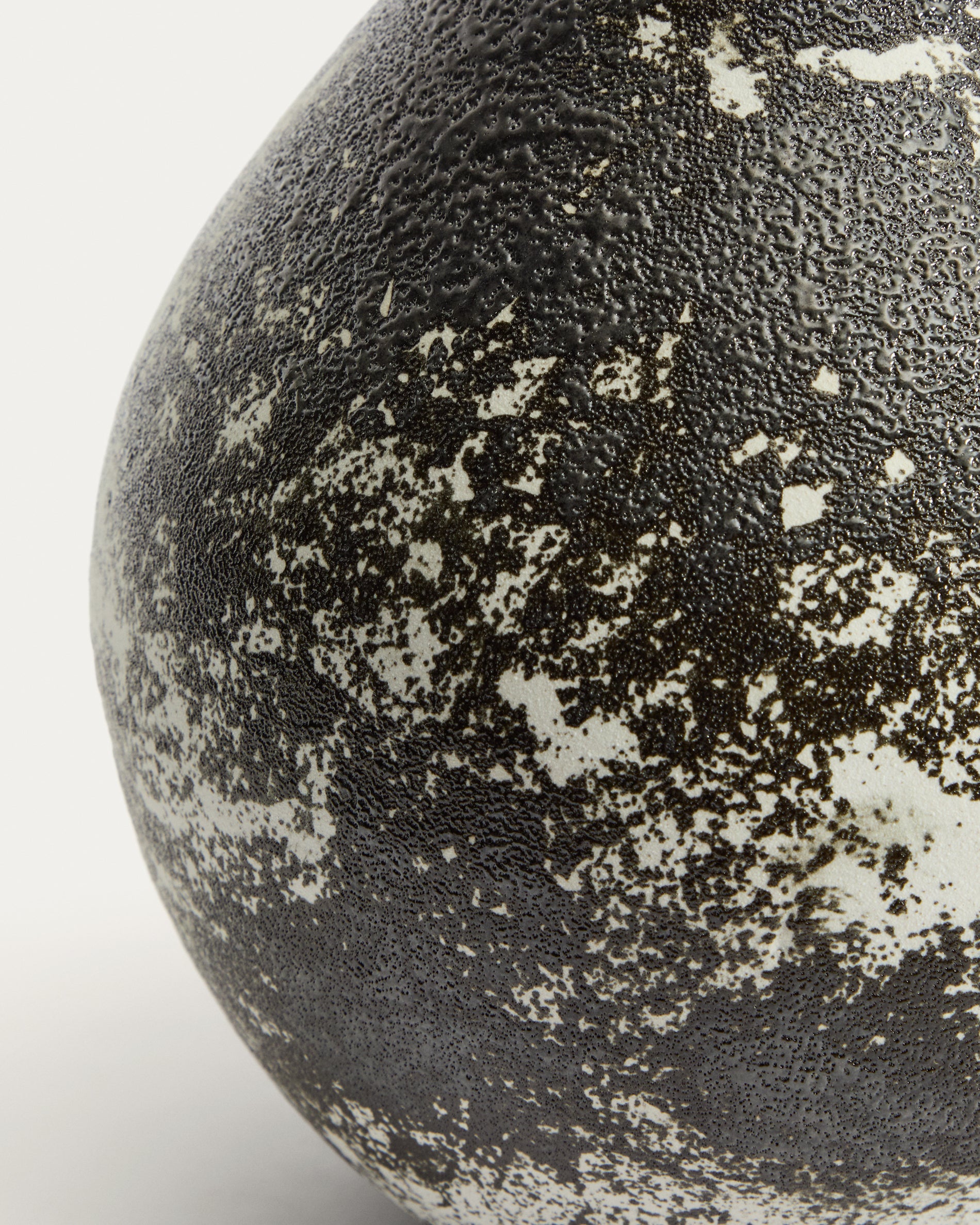 Orelin ceramic vase in black and white 30 cm - Detail