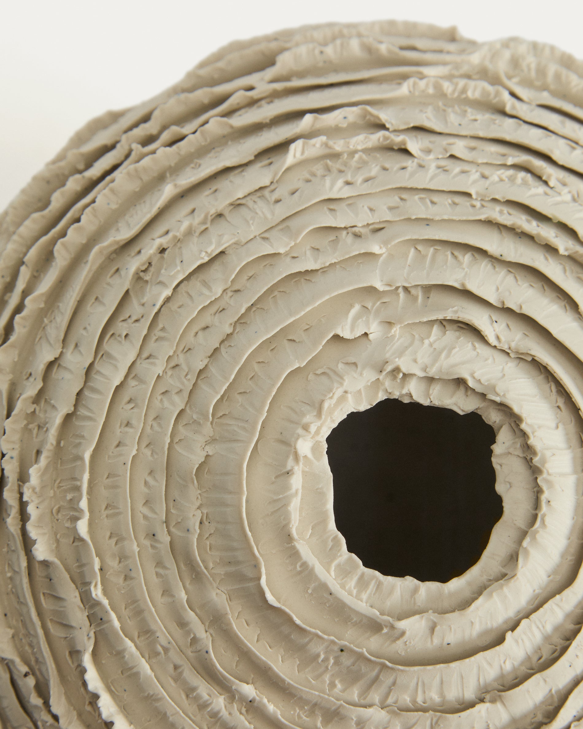Evania vase in beige ceramic 21 cm - Detail