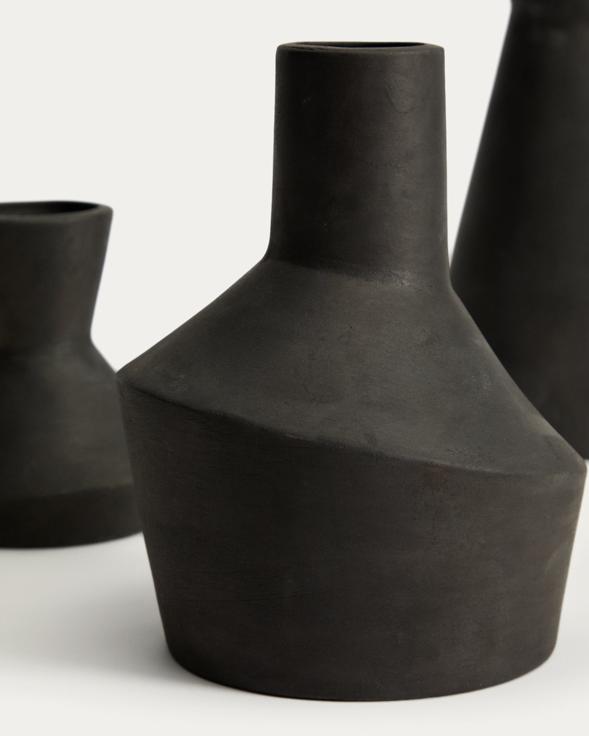 Dunari set of 3 black terracotta vases Ø 10.2 cm / Ø 14 cm / Ø 10 cm - Detail