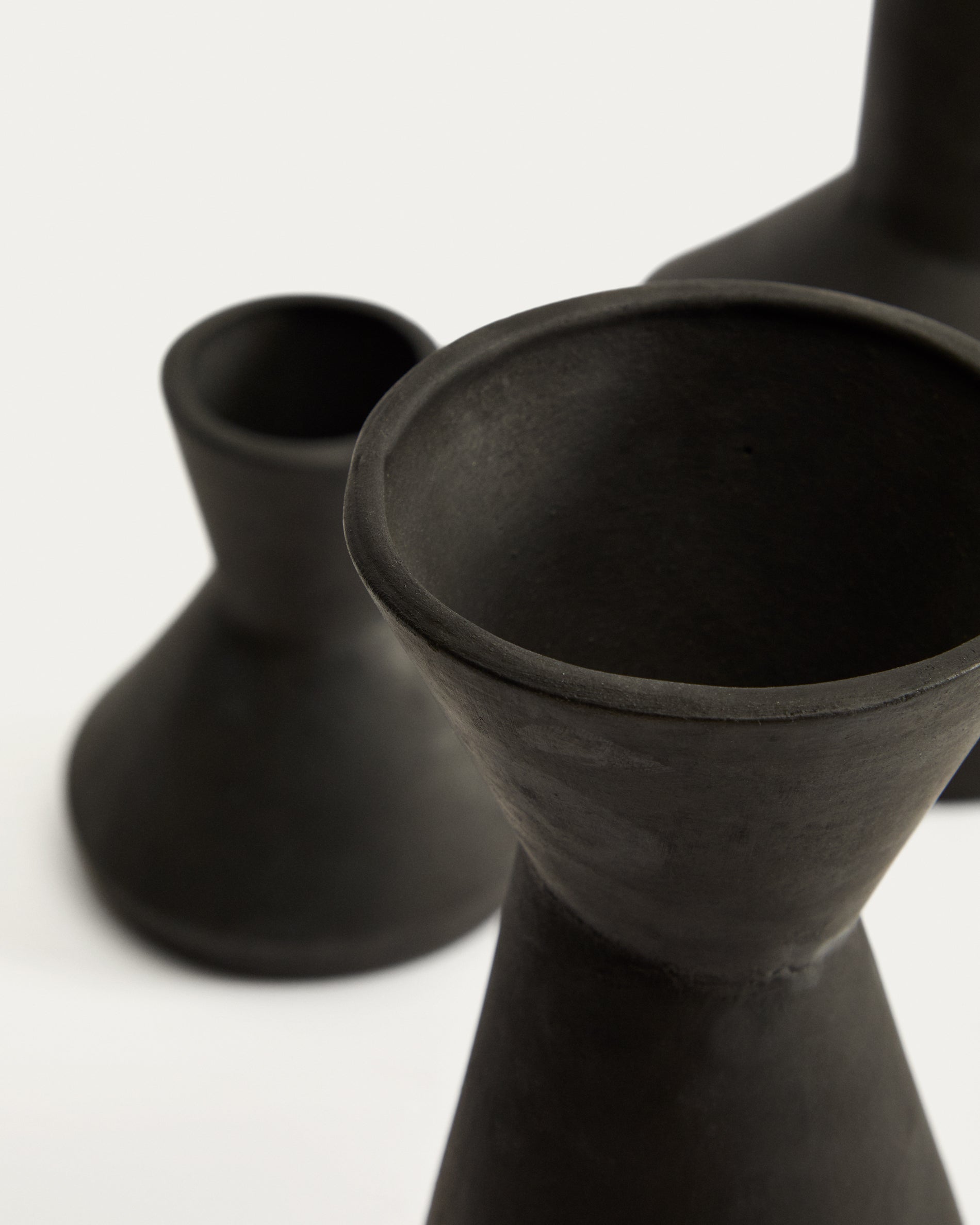 Dunari set of 3 black terracotta vases Ø 10.2 cm / Ø 14 cm / Ø 10 cm - Detail