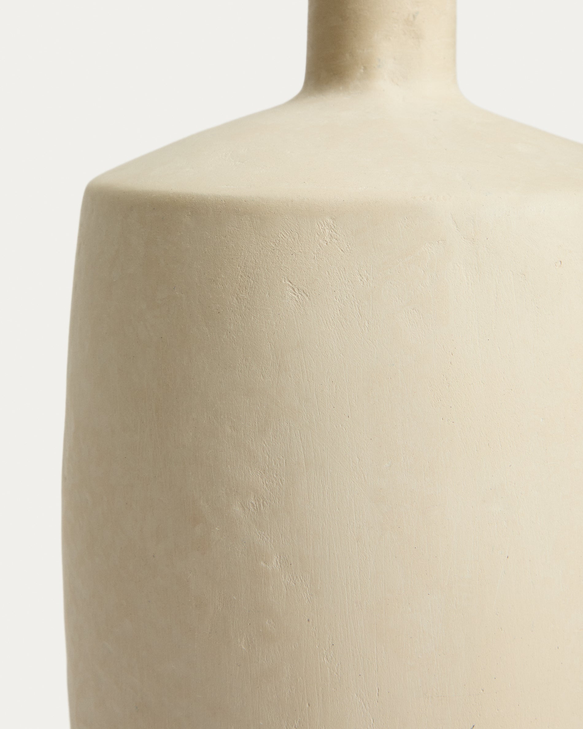 Mireni papier-mâché vase beige Ø 39 cm - Detail