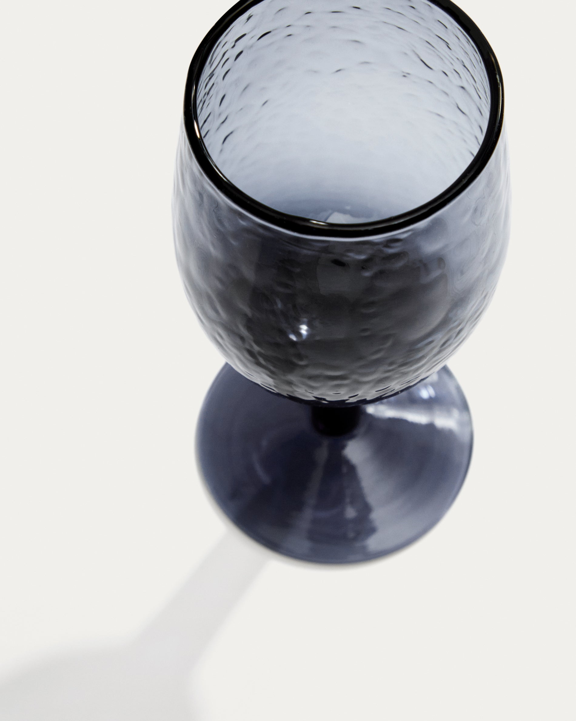 Sileia wine glass made of blue recycled glass - Detail