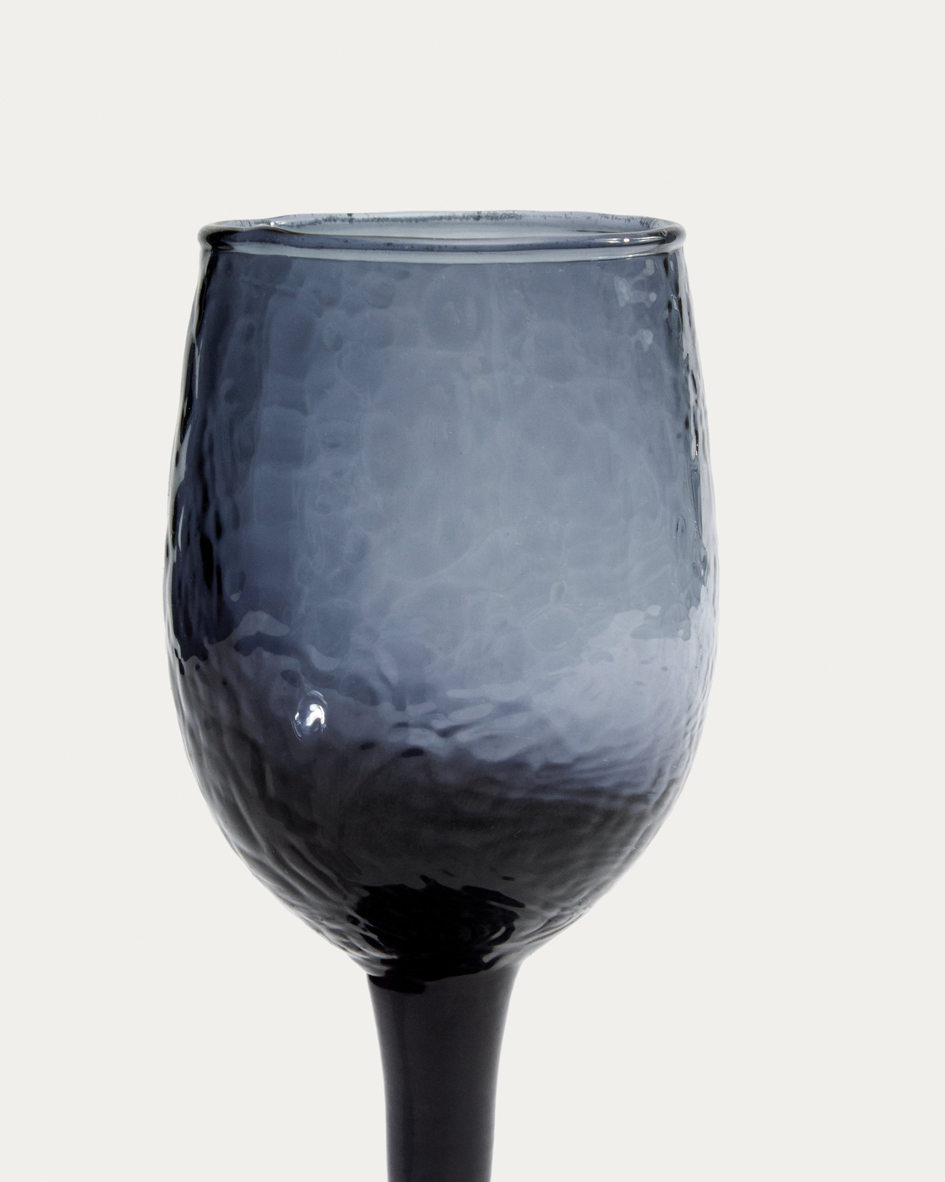 Sileia wine glass made of blue recycled glass - Detail
