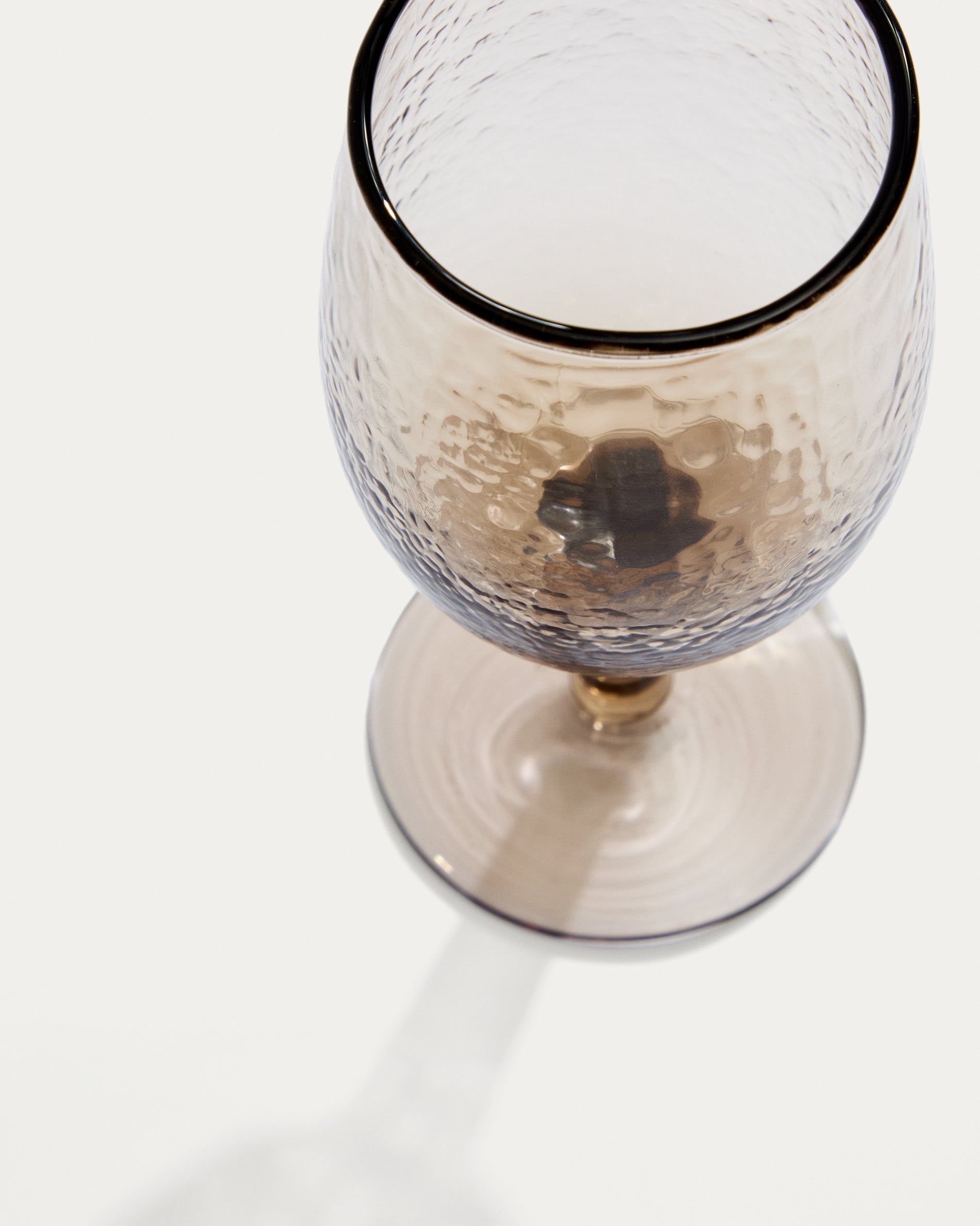 Sileia wine glass made of brown recycled glass - Detail
