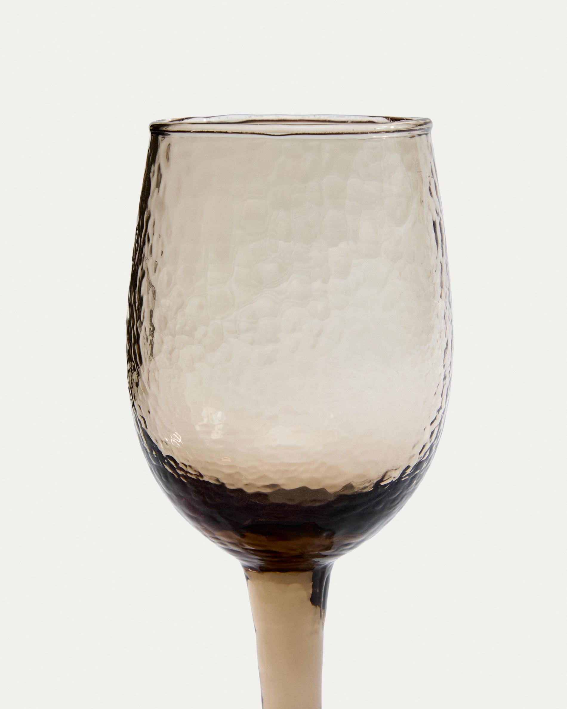 Sileia wine glass made of brown recycled glass - Detail