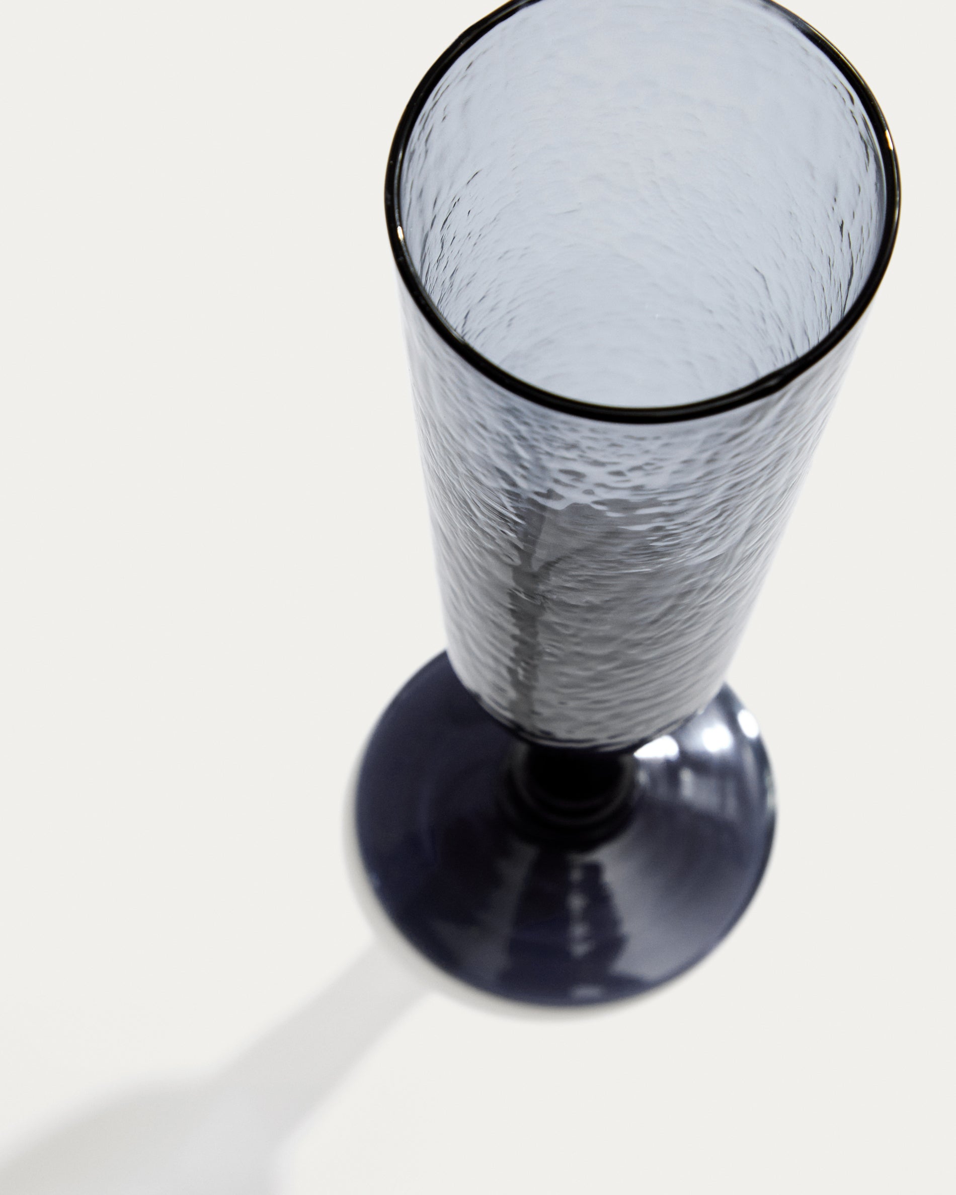 Sileia wine glass made of blue recycled glass - Detail
