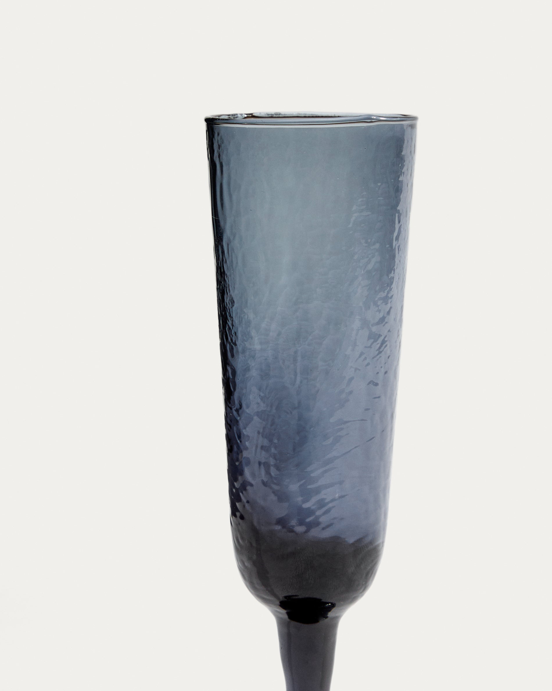 Sileia wine glass made of blue recycled glass - Detail