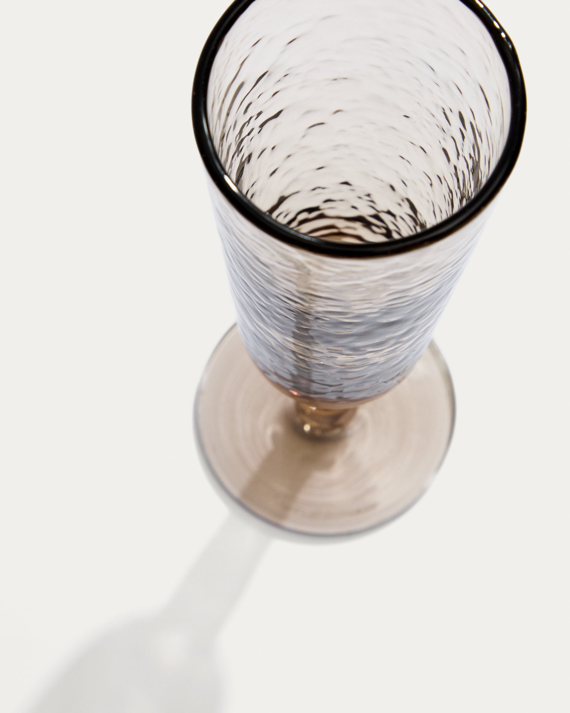 Sileia wine glass made of brown recycled glass - Detail