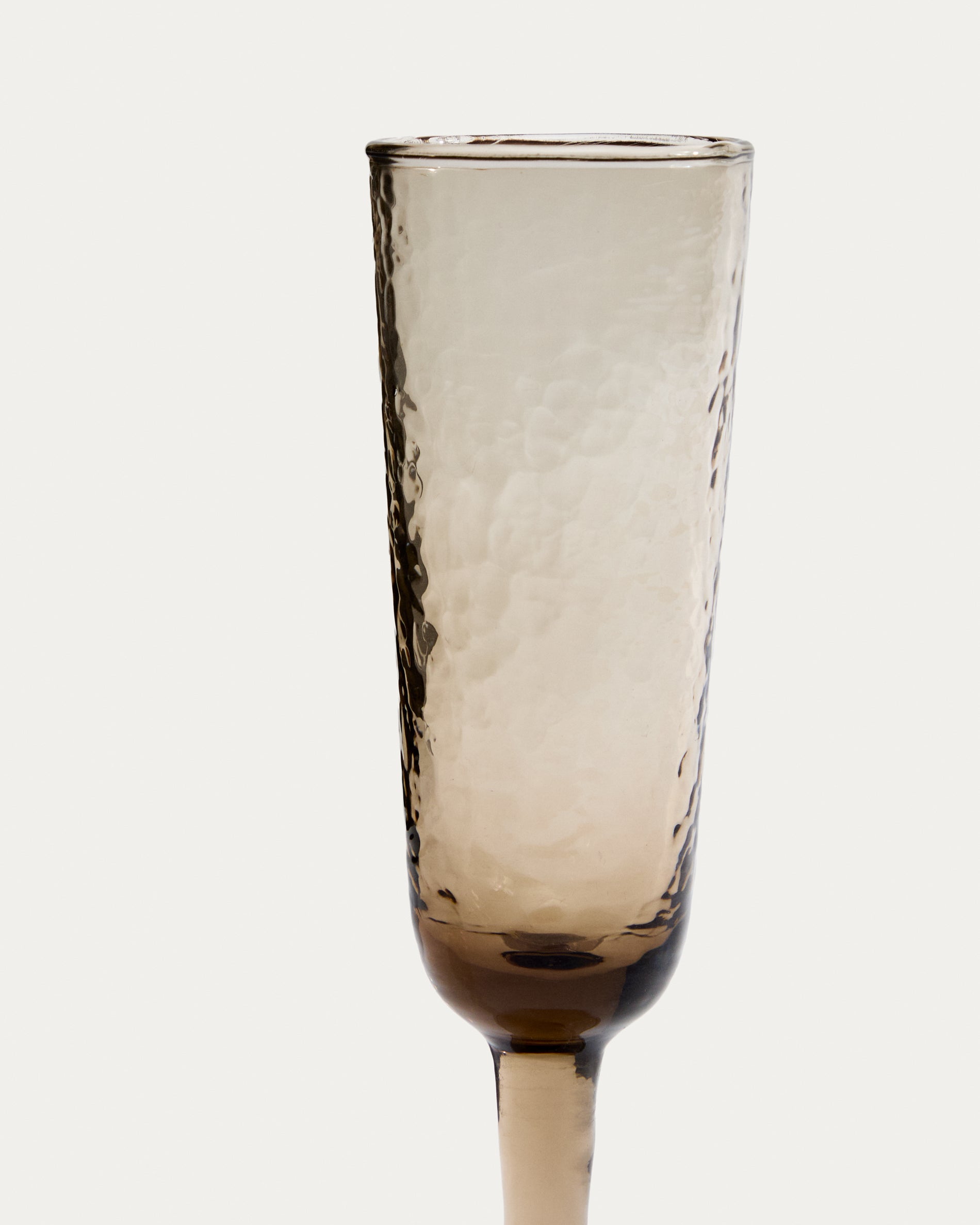 Sileia wine glass made of brown recycled glass - Detail