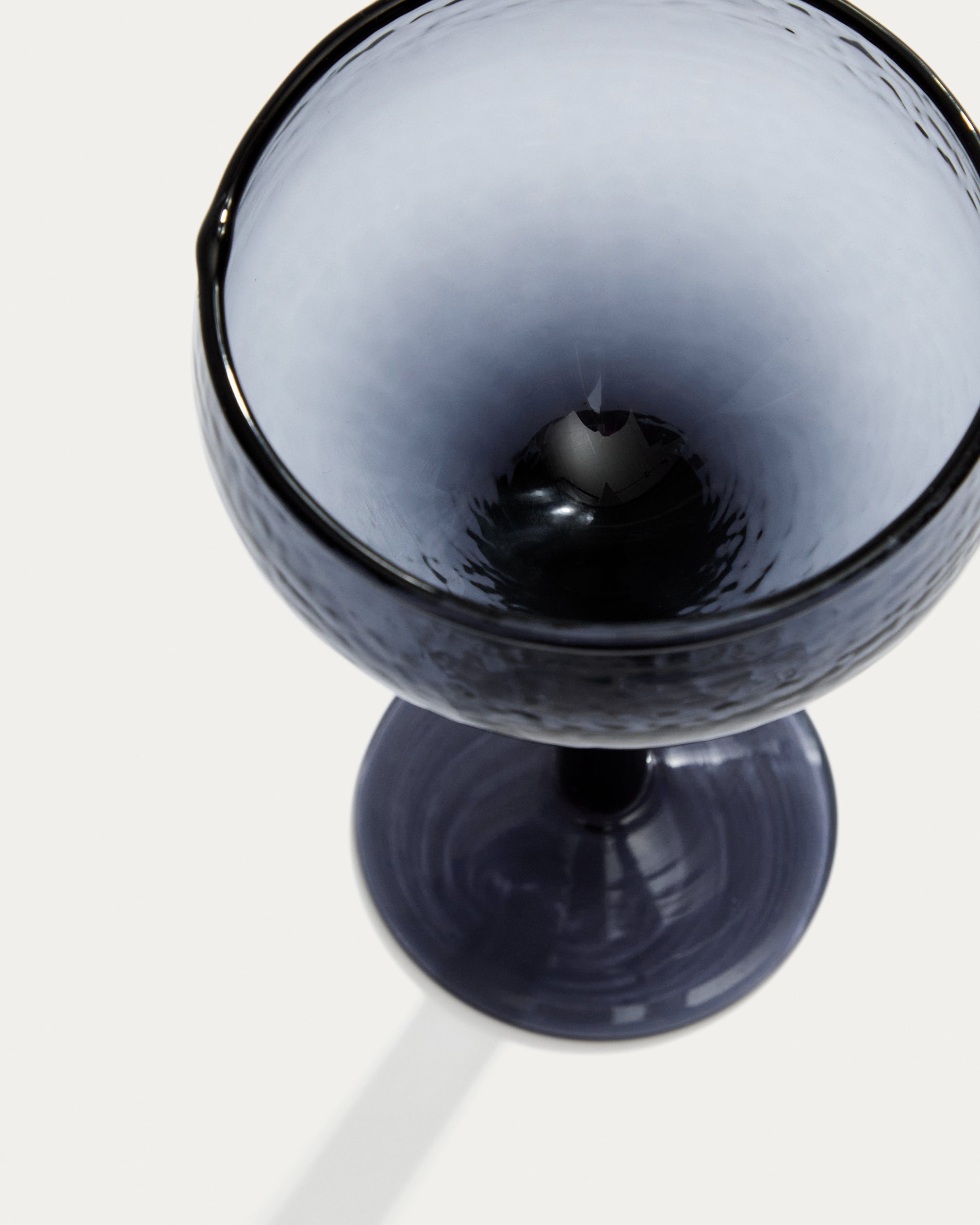 Sileia wine glass made of blue recycled glass - Detail