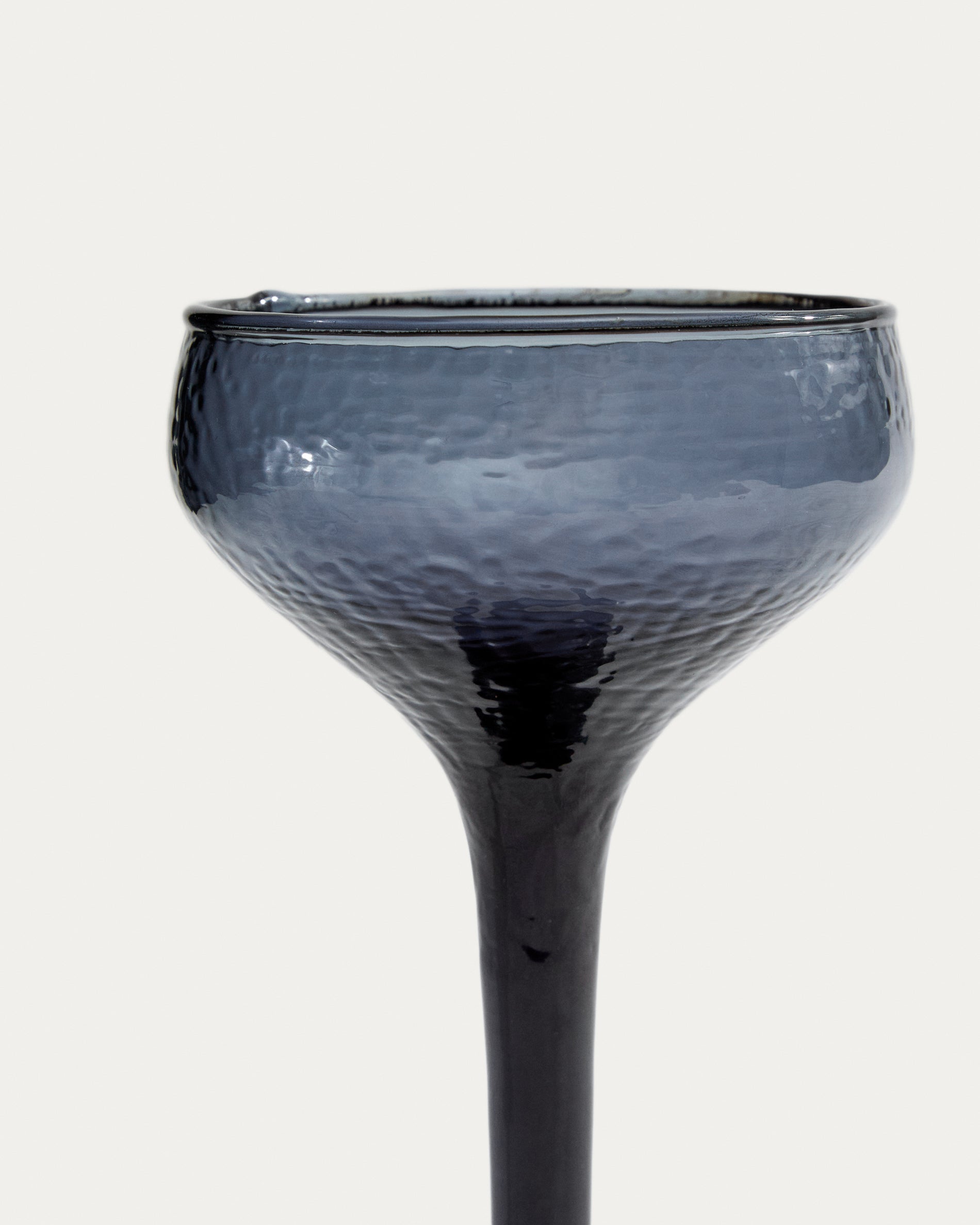 Sileia wine glass made of blue recycled glass - Detail