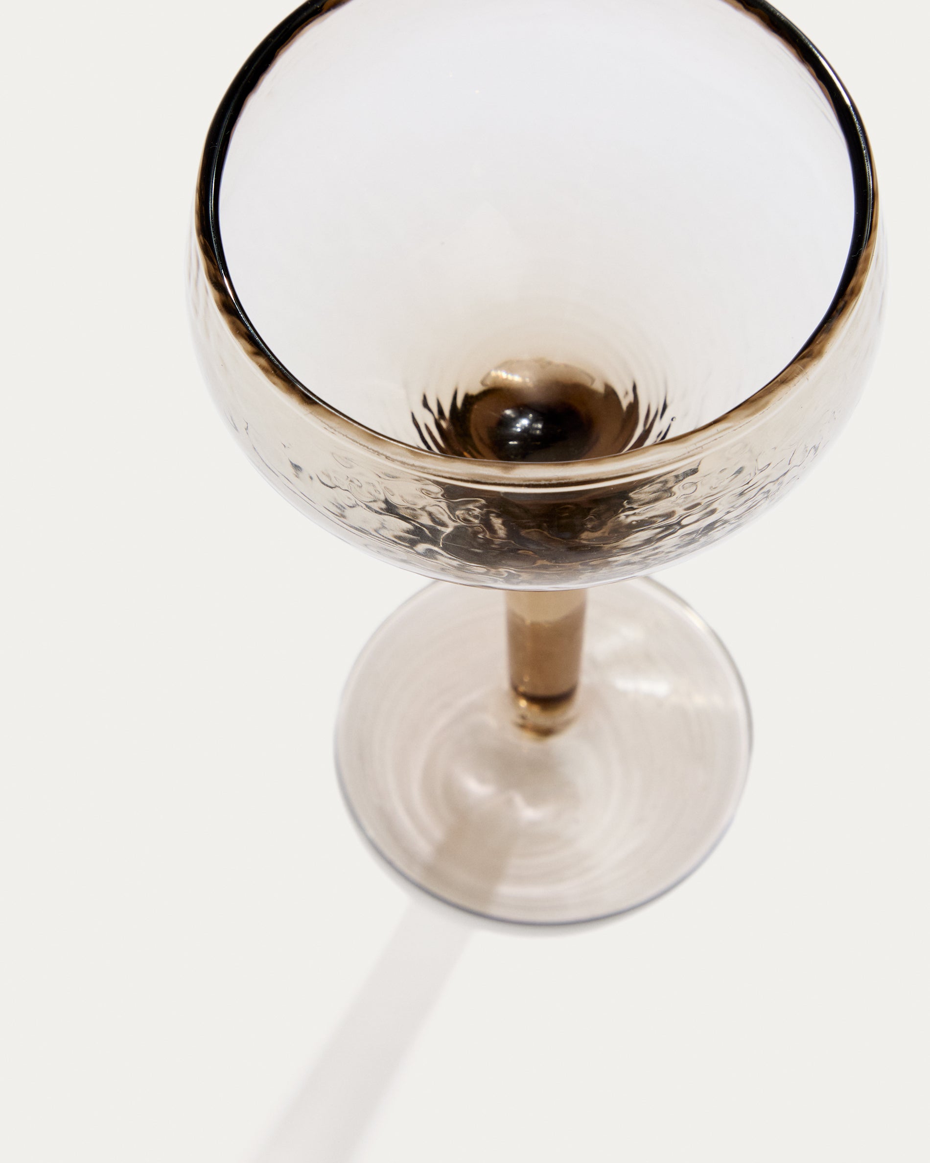 Sileia wine glass made of brown recycled glass - Detail