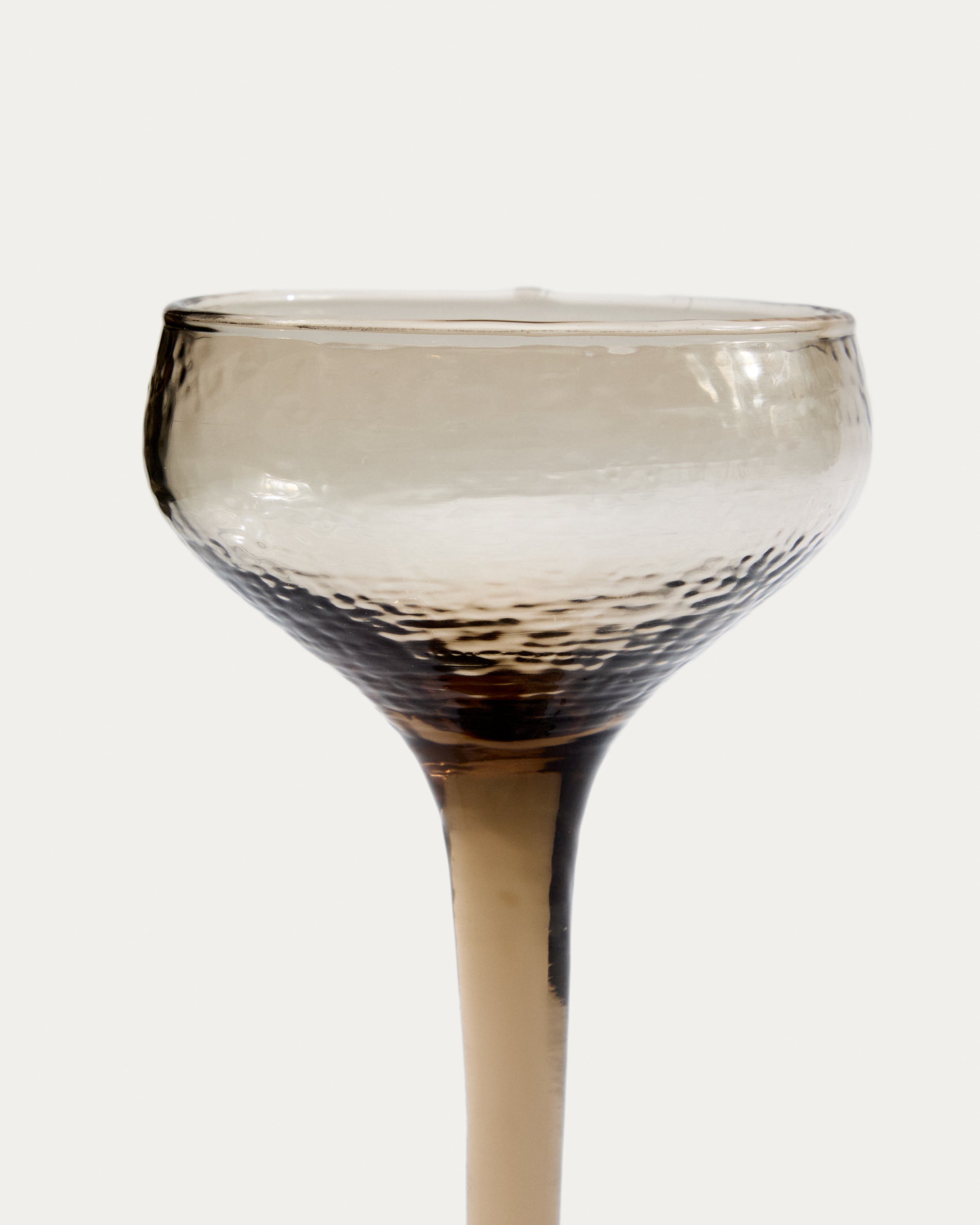 Sileia wine glass made of brown recycled glass - Detail