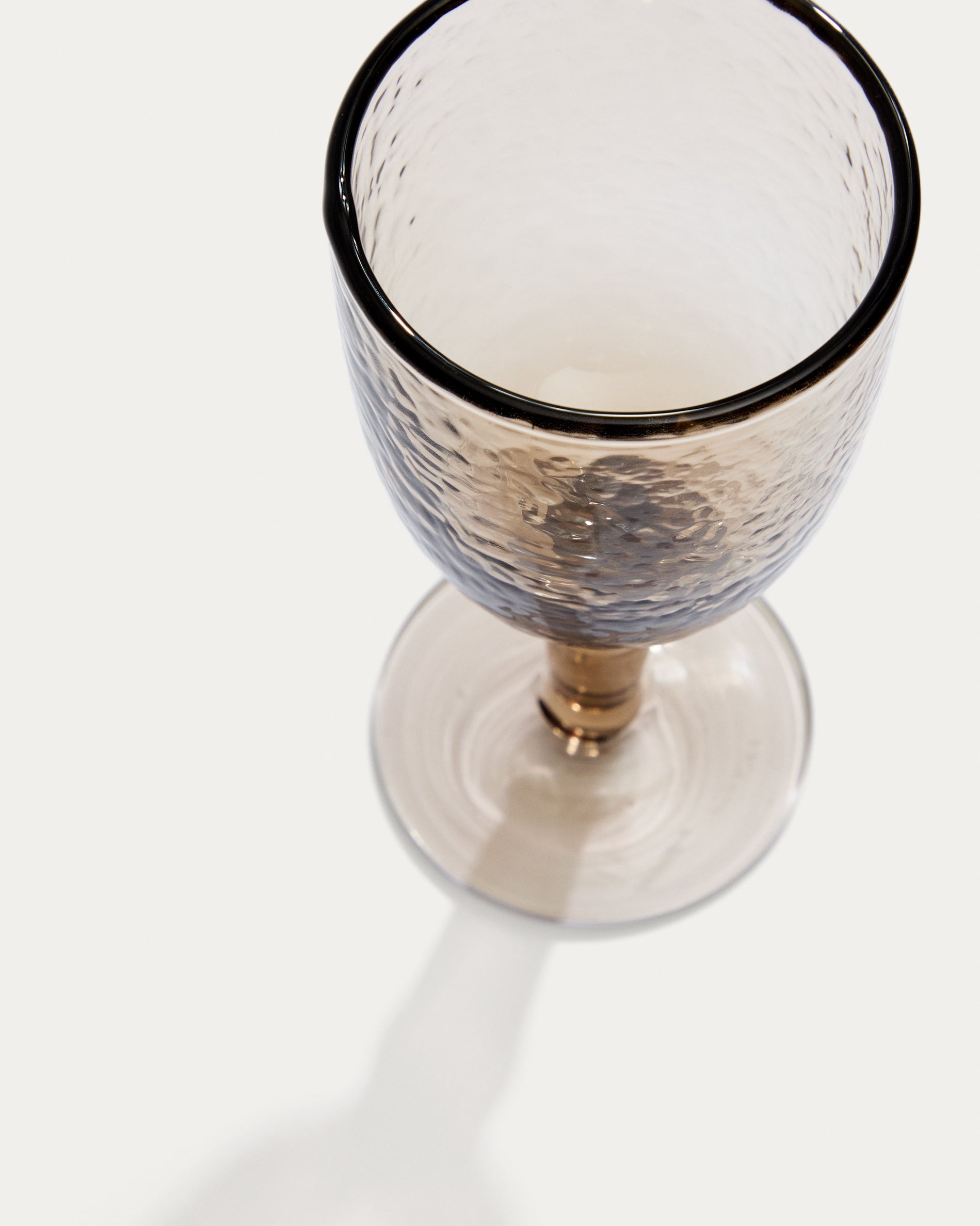 Vinea wine glass made of brown recycled glass - Detail
